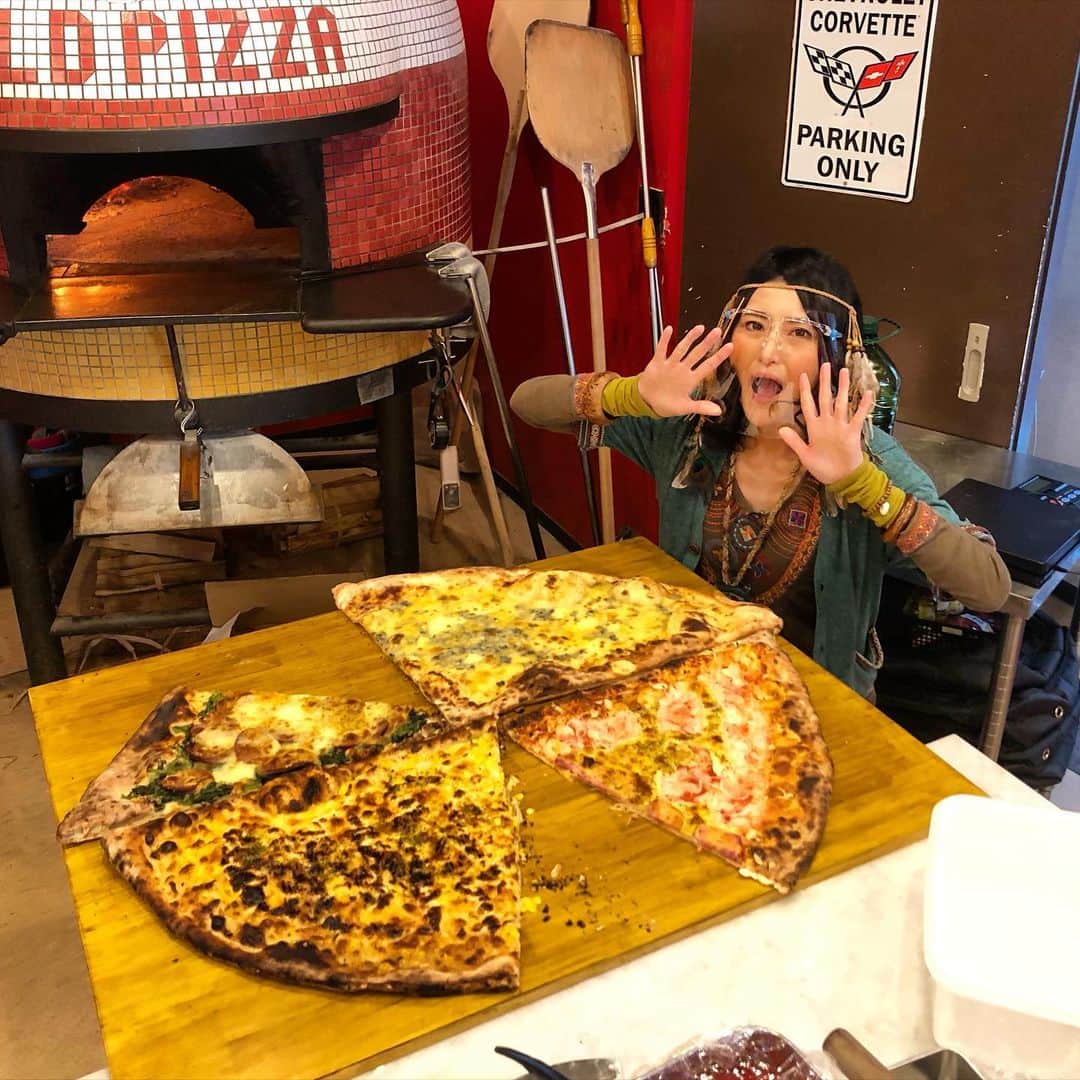 アンジェラ佐藤さんのインスタグラム写真 - (アンジェラ佐藤Instagram)「「教えてもらう前と後｣のOA見てくださった方ありがとうございます！  番組で食べたゴールドピザのデカ盛り！ 具がびっちりのっててなまら美味しかったです〜(*´艸`) リアルタイムで見れなかったので、私はこれから録画をチェックしまーす📺  #教えてもらう前と後 #ゴールドピザ #SnowManさん #だてふか #もえあずちゃん  #食べ方や食レポをもっと精進せねば💦 #ヒンナヒンナ」1月12日 22時14分 - angela_satou
