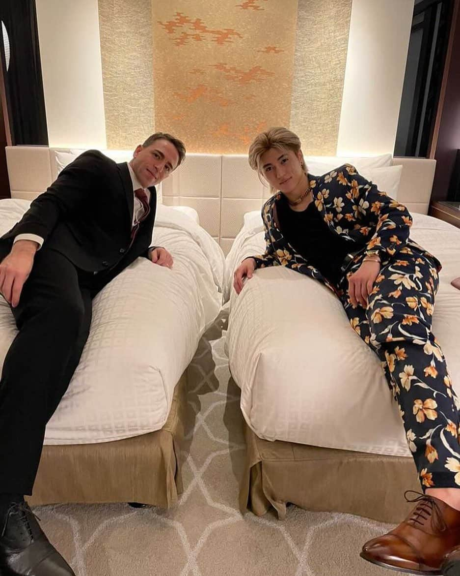 原田デイビッドのインスタグラム：「おとこどうしのあついよるだゼー🔥🥵🔥😂　  pimpn ain’t easy 👋  #pimpin #lol #bromance #hotel #chillin #suit #aloha #okinawa #hawaii #flower #floral #あつい #熱い #男  #ホテル #花 #スーツ男子  #スーツ #沖縄 #笑」