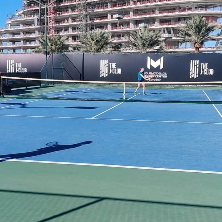 アリソン・バン・アイトバンクのインスタグラム：「First hit in dubai, thanks to @mouratoglou_center_dubai for the hospitality 😀 @seanvanuytvanck」