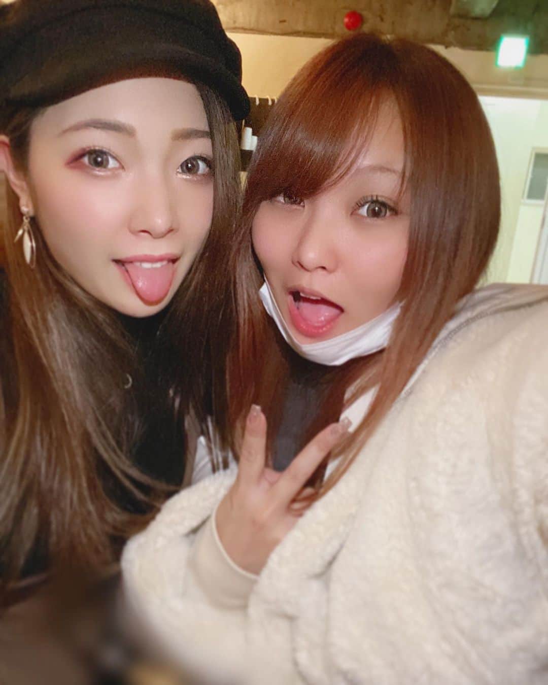 美波沙耶のインスタグラム：「昨日はあいりしゃん😎✨ あいりしゃんのすっぴん可愛くて好き💓 さやたち遊ぶ時すっぴん率高め😂 ・ #美波沙耶 #セクシー女優 #バンビプロモーション #バンビプロモーション所属 #instagram #instapic #instagood #instalike #followｍe #follow #japan_of_insta #japanesegirl #japan_daytime_view #japan_photo #フォローミー #フォロー大歓迎 #有名になりたい #高坂あいり #キャスケット #いいね大歓迎 #saya #シーシャ #新宿 #西武新宿」