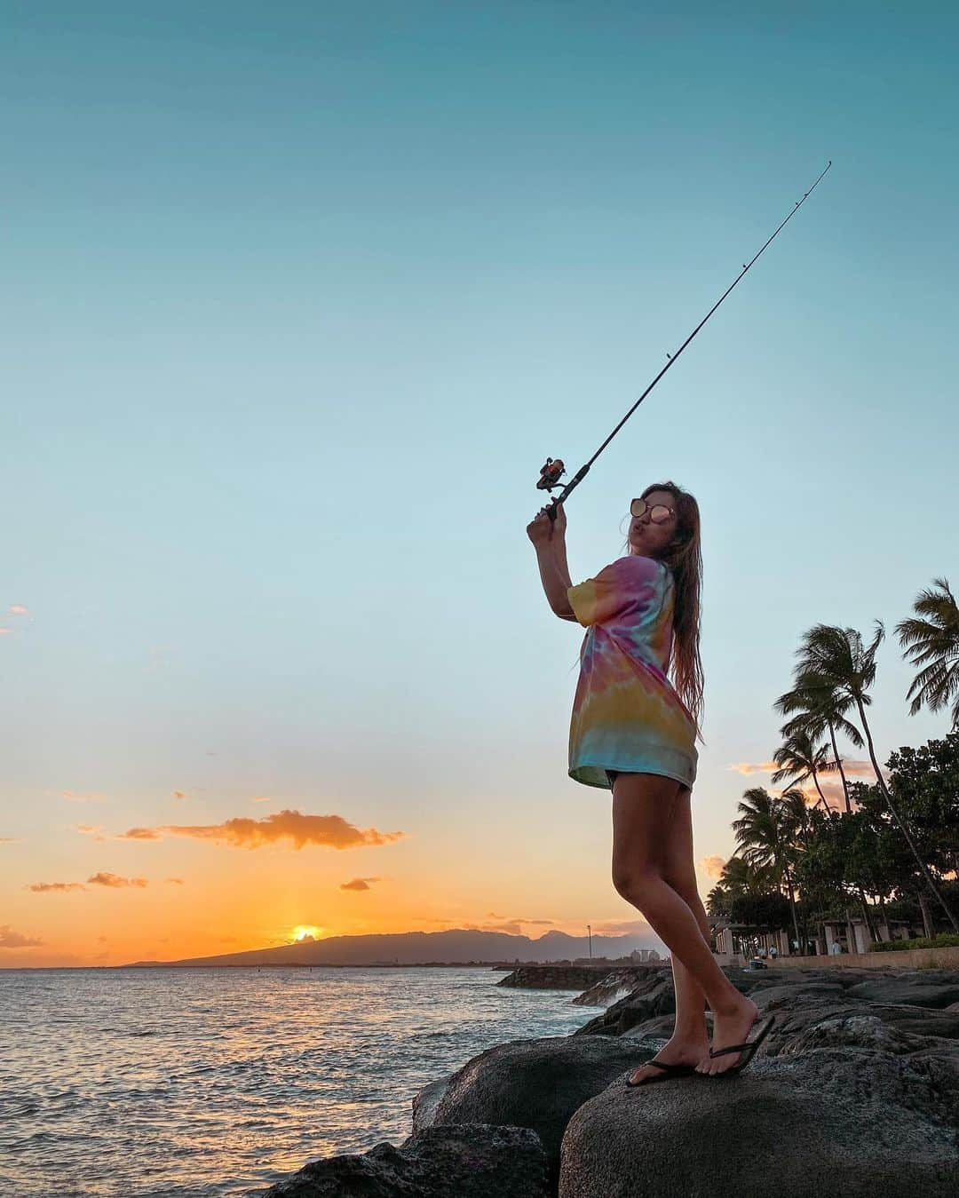 羽石杏奈さんのインスタグラム写真 - (羽石杏奈Instagram)「love all the outdoor activities🎣🤍 . 基本的にアウトドアだったらなんでも好きで、 釣りも好きなことのひとつ✔︎ ハワイでもいつもするんだけど、 音楽かけて夕陽と海眺めながら、 のーんびり釣りするこの時間好き💛 . 📍Honolulu, Hawaii」1月12日 22時23分 - hawaiianna913