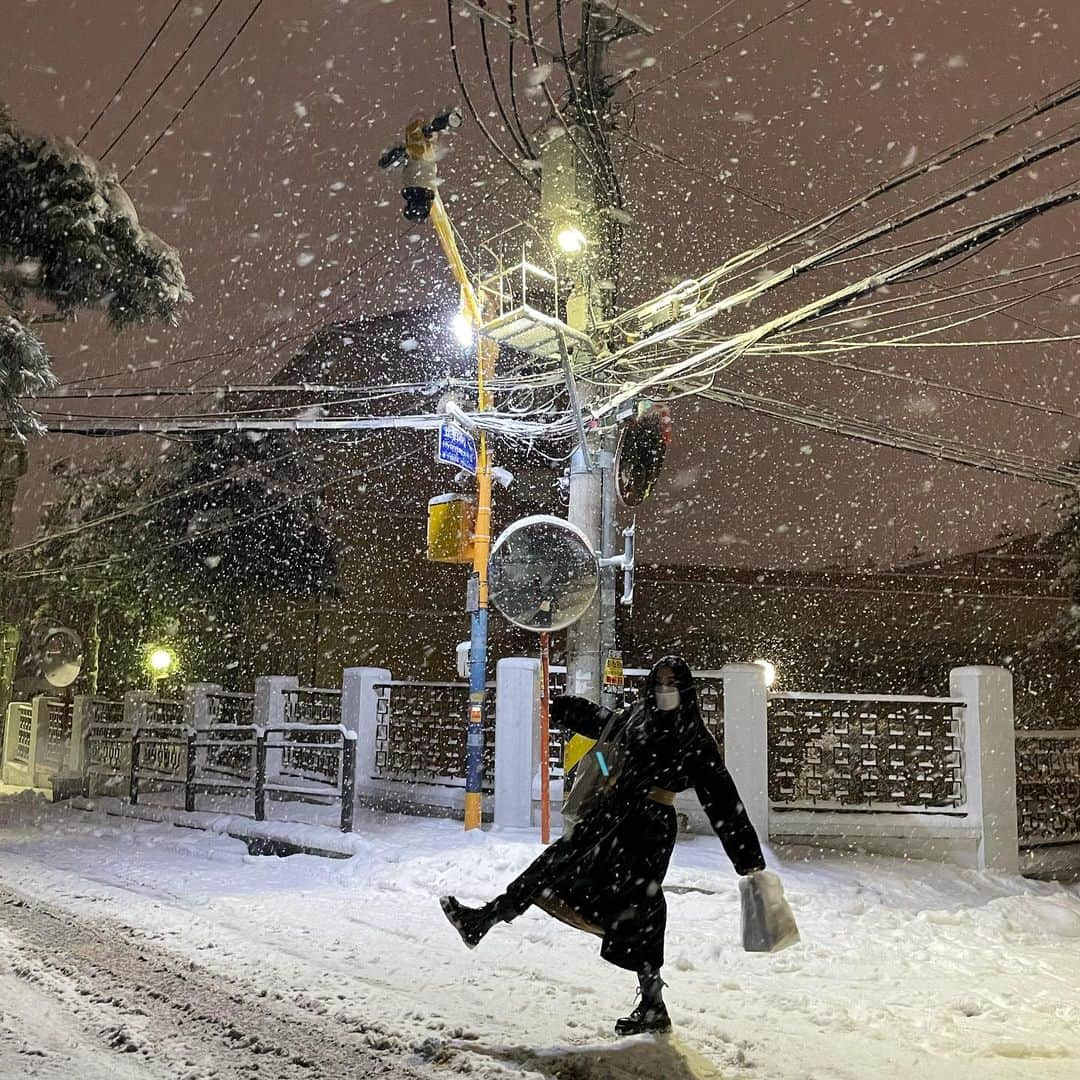 アシュリさんのインスタグラム写真 - (アシュリInstagram)「For those living in countries without winter... this is for you guys... ❄️ but highkey jealous of you guys 🥶」1月12日 22時33分 - ashleybchoi