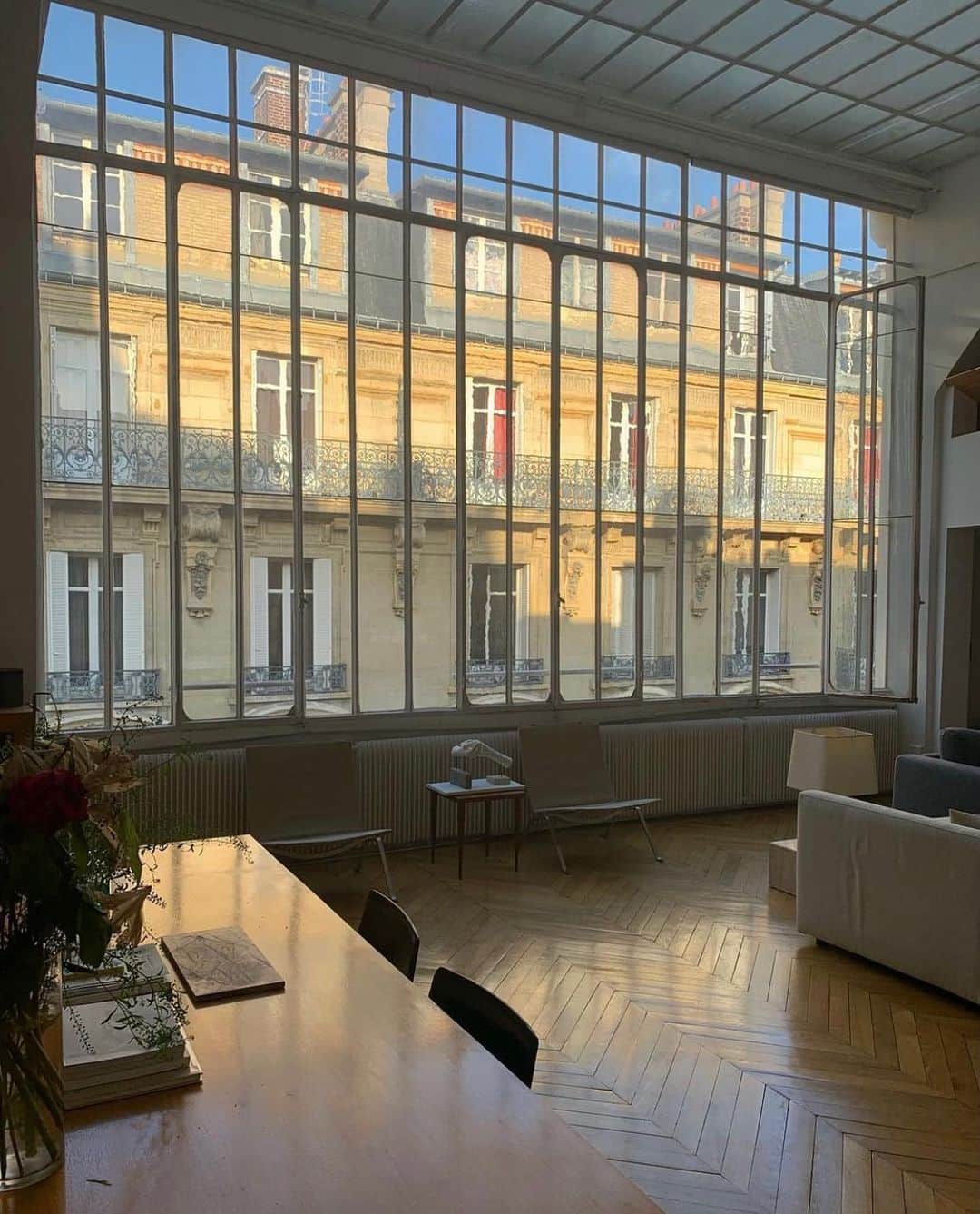 ペニーレ・タイスベックのインスタグラム：「The ultimate Parisian dream apartment 💛  I’ve always been very inspired by all original details like the wooden floors, the stucco and windows...something that you only find in Paris❣️  ( ©️ @tom_van_dorpe )」