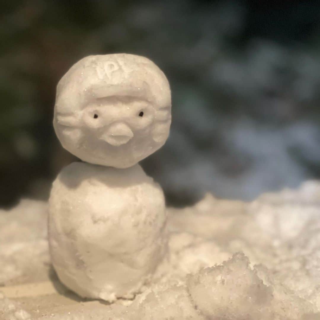 E.coさんのインスタグラム写真 - (E.coInstagram)「#눈 오는 날은 모다? #눈사람 만들기!! 잉여력 +1 #뽀로로 #펭수 펭수가 아니고 #가오나시 인가 나무젓가락의 기적」1月12日 22時30分 - e.co_jun