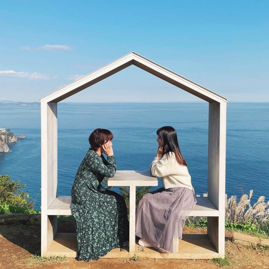 Sherryのインスタグラム：「ㅤㅤㅤㅤㅤㅤㅤㅤㅤㅤㅤㅤㅤ ㅤㅤㅤㅤㅤㅤㅤㅤㅤㅤㅤㅤㅤ ▶︎▷ 空に向かってこぐブランコは 昔に戻ったみたいで気持ちよかったなぁ🌳 ◌⑅⃝*॰ॱ ㅤㅤㅤㅤㅤㅤㅤㅤㅤㅤㅤㅤㅤ ここは園内の至る所にフォトスポットがありました📷❤︎ ㅤㅤㅤㅤㅤㅤㅤㅤㅤㅤㅤㅤㅤ お散歩しながら　季節のお花を楽しんだり、 あちこちにあるスポットで写真を撮ったり、 オリジナルドリンクを飲んだり… ハーブ工房では #マスクスプレー 等の オリジナルグッズの作成体験もできたりしました🌿 ㅤㅤㅤㅤㅤㅤㅤㅤㅤㅤㅤㅤㅤ ㅤㅤㅤㅤㅤㅤㅤㅤㅤㅤㅤㅤㅤ 📍静岡県熱海市 ( #熱海 ) 📍 @akaoherbandrosegarden   ( #アカオハーブアンドローズガーデン ) ㅤㅤㅤㅤㅤㅤㅤㅤㅤㅤㅤㅤㅤ」
