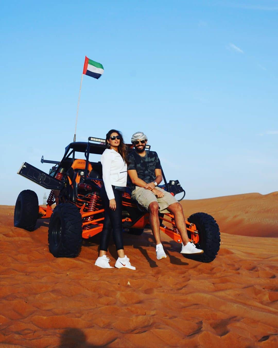 Nargis Fakhri のインスタグラム：「All I’m saying is that you should wear a sports bra when attempting this. 😳😬😂 🚗- #dubai #fun #funinthedesert 🏜 🌵 @jsantos1923 @justin_the_kitchen」