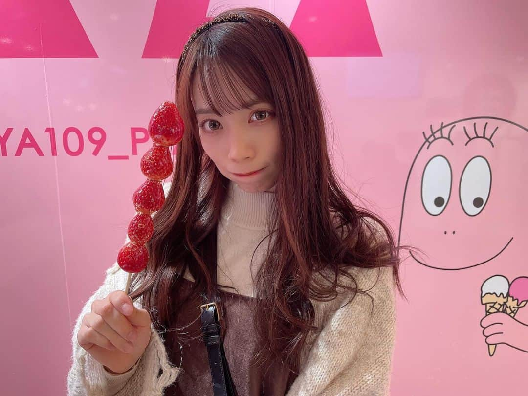 宇佐美幸乃さんのインスタグラム写真 - (宇佐美幸乃Instagram)「大好物のいちごあめ🍓 頭の中に流れるのはあの曲🤍  #strawberry #いちごあめ #strawberrysweets #shibuya #渋谷　#shibuya109 #109 #kastane #instagood #instagram #instalike #selfie #japan #idol #アイドル　#fff #followｍe」1月12日 22時31分 - usami_yukino