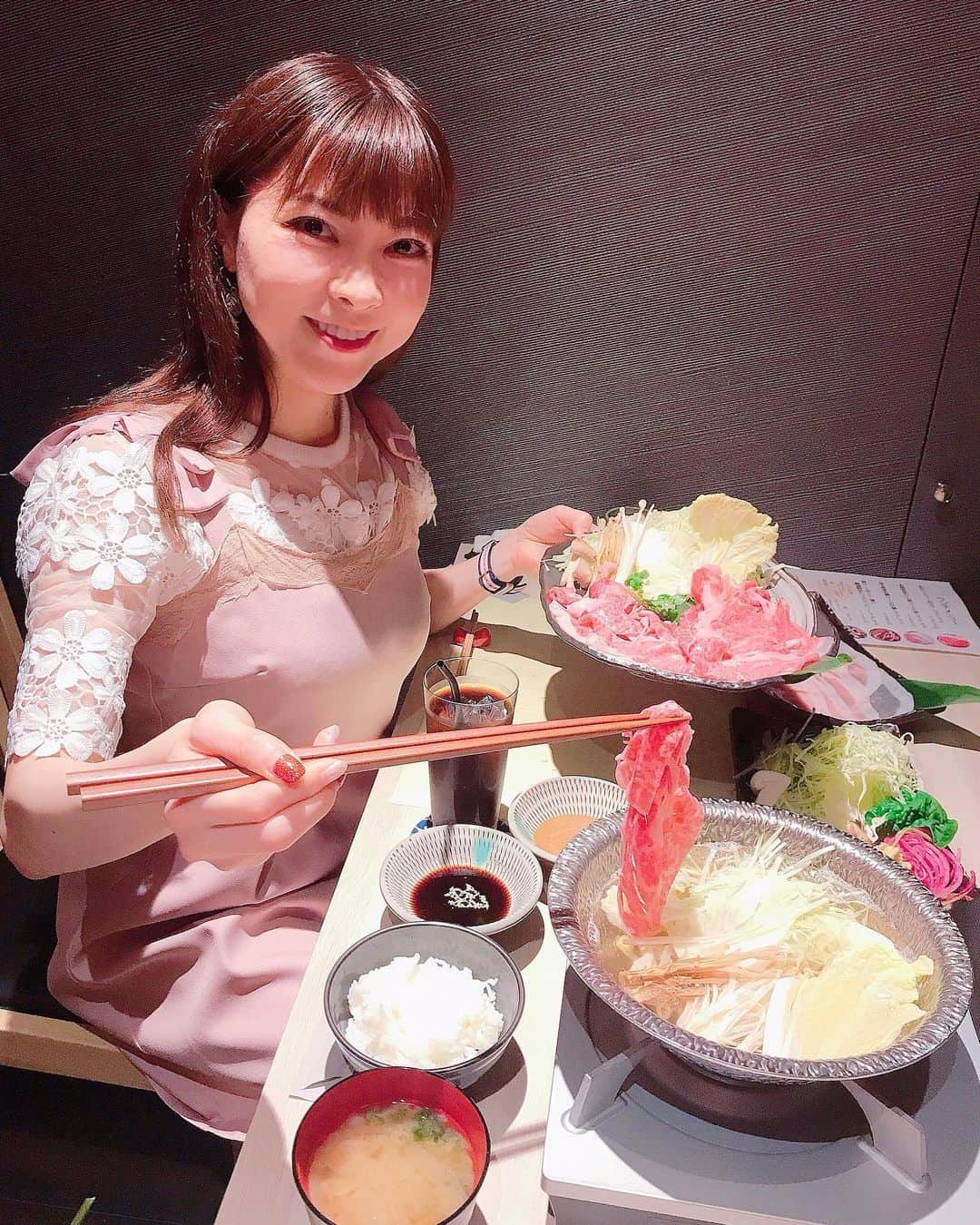 DJ MIYAさんのインスタグラム写真 - (DJ MIYAInstagram)「こんばんにゃにゃーん❤️💗今日は、赤坂に1月openしたばかりの  「はじめ 赤坂」  さんで、しゃぶしゃぶを食べてきましたぁ💗❤️  赤坂駅から、近くて嬉しいー！(o^^o)  @hajime.jukuseitan  ランチメニューのみ❤️  MIYAがいただいたのはっっ  ◉『和牛リブロース肉の牛しゃぶしゃぶ』）2900円）にしましたぁ❤️ これに、追加で 宮崎県産いも豚ロース肉80gと、厳選野菜12種盛り追加ー！  個室がとてもラグジュアリーで素晴らしいです！ゆっくりとお食事がいただけましたね💖  昆布出汁の上品で豊かな香り。  まずは和牛のお肉の質の良さに、びっくりー！感動ぅぅ❤️🥺(^^)  沸騰前の出汁にくぐらせて、お野菜と  お店の自家製ごまだれに、じゅわり。  わぁぁーっ柔らかなお肉がーぁぁ美味しすぎるぅー！💗 嬉しくて牛をおかわり♪ そして、追加で『いも豚ロース』も。  透き通るような、お肉の姿、とっても美し〜ぃ！！  こちらも絶品でございます。  アイスコーヒーや、100%グレープフルーツジュースも美味しかったです。  ・宮崎県産おいも豚ロース肉の豚しゃぶしゃぶ　1800円 ・埼玉県産合鴨ロース肉の鴨しゃぶしゃぶ　2400円 ・豚ロース肉と十二種の厳選野菜たっぷりヘルシーしゃぶしゃぶ　1500円 からお1人様一種類 ※ドリンク・ごはん・味噌汁・野菜盛り付です  引き戸がついた個室になっているので、接待などにもぴったりです。  「熟成タンしゃぶ　はじめ 赤坂」で検索してね❤️  行ってみてくださいねーー！！！💗  ウーミーPR  Support By woomy  #PR #しゃぶしゃぶ #赤坂 #ひとりしゃぶしゃぶ #はじめ赤坂 #個室しゃぶしゃぶ #牛しゃぶ #熟成タンしゃぶはじめ赤坂 #豚しゃぶ #鴨しゃぶ #ブロガー #グルメ #グルメインフルエンサー #グルメ女子 #グルメブロガー #居酒屋さん #今日のコーデ #今日のメイク #旅ブロガー #旅好き女子 #今日のファッション #グルメ探検 #グルメ好き #今日の晩ご飯  #フィットネス女子 #筋肉女子 #グルメ大好き #ファッション好き #旅好き #ひとり旅好き」1月12日 22時32分 - dj_miya