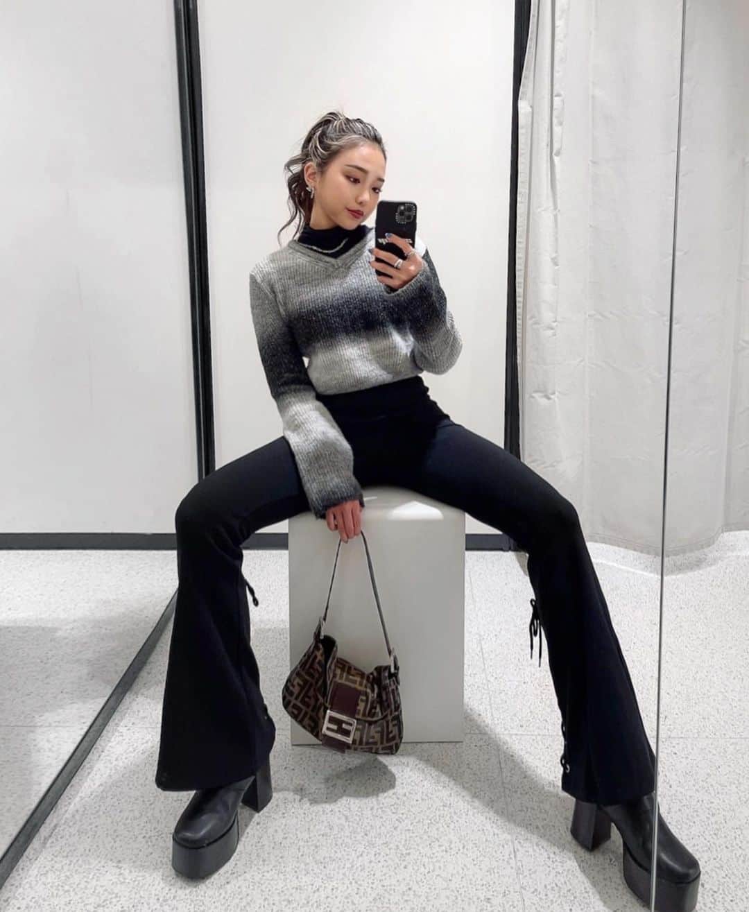 のインスタグラム：「今日も @lveu.official のお洋服🤍  パンツにインしなくて済むくらいのショート丈だから楽ちん！！ グラデーションが可愛いの〜😻  フレアパンツは @rogerandraw です！  #fashion#code#coordinate#knit#pants#ファッション#コーデ#コーデ紹介#ニット#ショート丈#フレアパンツ#低身長コーデ#プチプラコーデ#l4l」