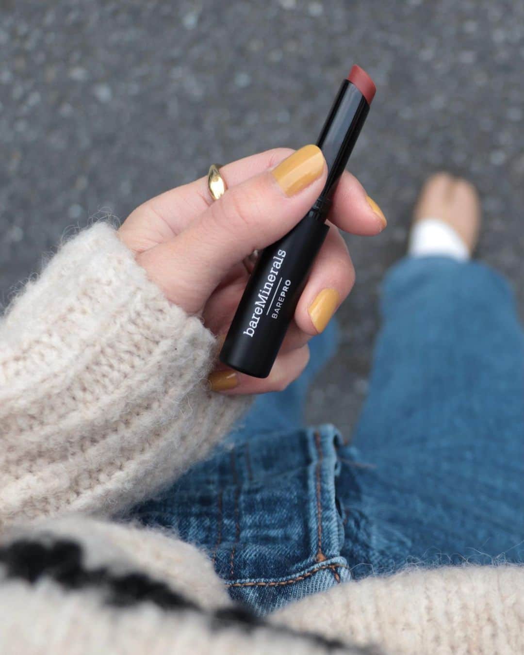 のインスタグラム：「. . マスクにつきにくいと噂の ベアミネラルのリップ💋 . . スルスルと伸びが良くて仕上がりはふんわりマット☁️ 本当に落ちにくいから半日はキープしてくれますよ〜👏 マスクの下でもリップメイクを楽しみたい方におすすめ😷💄 . . . . #bareminerals #ベアミネラル #ベアミネラルリップ #ベアプロロングウェアリップスティック #cosmetics #kuronecosme」