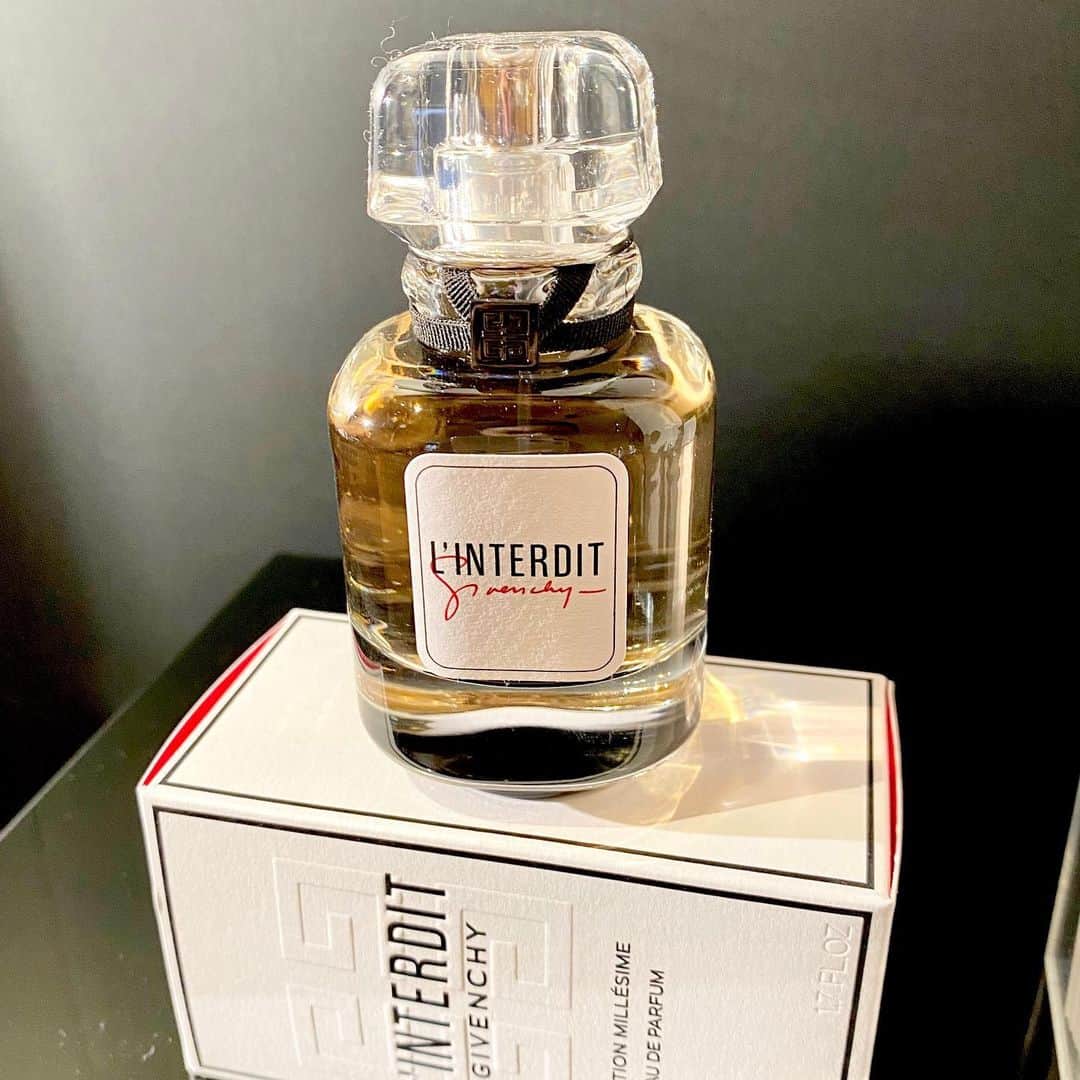 VOCE編集部さんのインスタグラム写真 - (VOCE編集部Instagram)「#ジバンシイ の #ランテルディ から限定の香りが登場！😘 3/5数量限定発売。  ジバンシイから1957年に生み出された、禁断（L'INTERDIT)という名を持つ「ランテルディ」というフレグランス。2018年に自分自身を開放し、新しい自分を手に入れるためのスリルとパワーを体現した「ランテルディ オーデパルファム」になって生まれ変わりました。 そして、2021年は、優美さが際立つ新しい香りが数量限定で登場するんです😉  ☑️ランテルディ ミレジム オーデパルファム (ナチュラルスプレイ) 50ml 数量限定1種 ￥11000 厳選されたエジプト産オレンジブロッサムが香る、エレガントなフローラル・ウッディの香り。ネーミングにもある「ミレジム」はヴィンテージという意味で、原材料の収穫年にまでこだわっているフレグランスです😳 ジバンシイのためだけに2020年3月に手摘みされた貴重な原材料を使用。テーマ、香り、材料...全てに特別感があってすごく魅力的なアイテムです✨  そして、パッケージは、紙の使用量を10%減量しているので、環境に優しいデザインになんです♻️ 数量限定のフレグランス、見逃さないでくださいね！！  （インスタ担当W） ーーーーーーーーーーーーーーーーーーーーー VOCEのInstagramは新作コスメ情報やメイクテク、撮影舞台裏を毎日お届け!ぜひフォロー&チェックして！！ 👉＠vocemagazine  #voce #voceおすすめ #vocemagazine #ヴォーチェ #新作コスメ #コスメレポ #コスメレビュー #コスメマニア #コスメ垢 #VOCEおすすめコスメ #コスメ好き #コスメオタク #美容好きさんと繋がりたい #美容垢  #香りのある暮らし  #香りフェチ #香りに癒やされる #フレグランス #オススメフレグランス #オーデパルファム #数量限定 #ジバンシイ #GIVENCHY #ジバンシイビューティー #GIVENCHYBEAUTY #ランテルディ #ジバンシイランテルディミレジムオーデパルファム」1月12日 22時35分 - vocemagazine