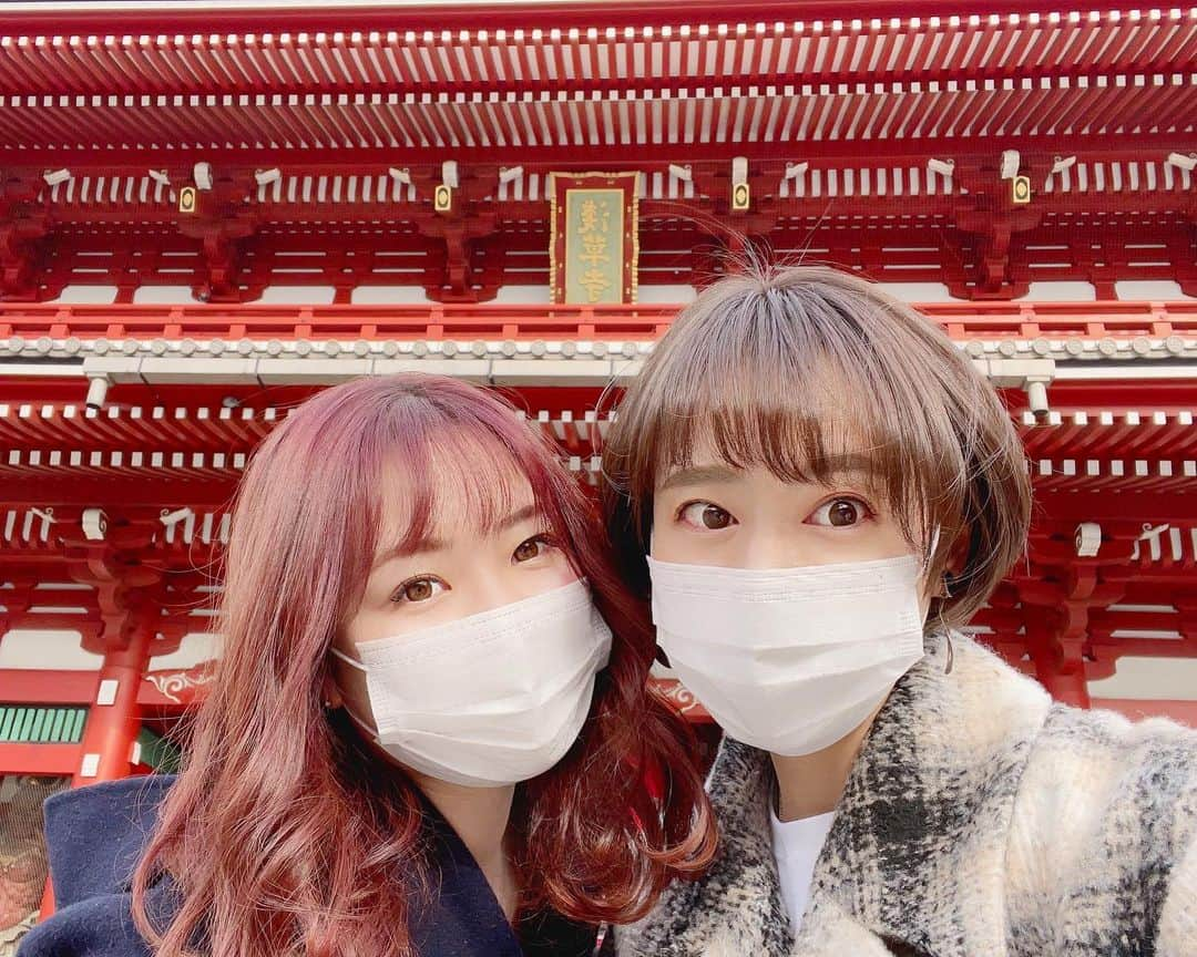 福田樹のインスタグラム：「・ ・ 昨日、東京での初詣に行ってきました⛩大変な時期なので迷いましたが、新年の大事なご挨拶と祈願はしないとなということで🙏  今回のテーマは、それぞれの属性に合った相性の良い神社にお参りに行く！ということ。 私は浅草寺、友達は日枝神社だったので、ハシゴしたよ😌  浅草寺では特に、大切な人達のことはもちろん、自分のこともしっかりとお祈りをして、お守りも買っておみくじも引きました！吉！(地元で引いたおみくじは小吉だったので上がったぜぃ☝︎☝︎☝︎) 〖待ち人：遅くなるでしょう〗が非常に気になるところではありますが、願望は叶うらしいのでまぁ良しとしますww  成人の日だったので振袖の二十歳の子たちがいてとっても華やかでした🌸成人を迎えた皆さん、おめでとうございます☺️ (密を避けるため、若さを羨みつつ遠めから眺めていました👀笑)  今年は昨年よりも良い年になりますように🌈✨ ・ #初詣 in tokyo #浅草寺 #浅草 #日枝神社 #赤坂 #心願成就 🙏🙏🙏」