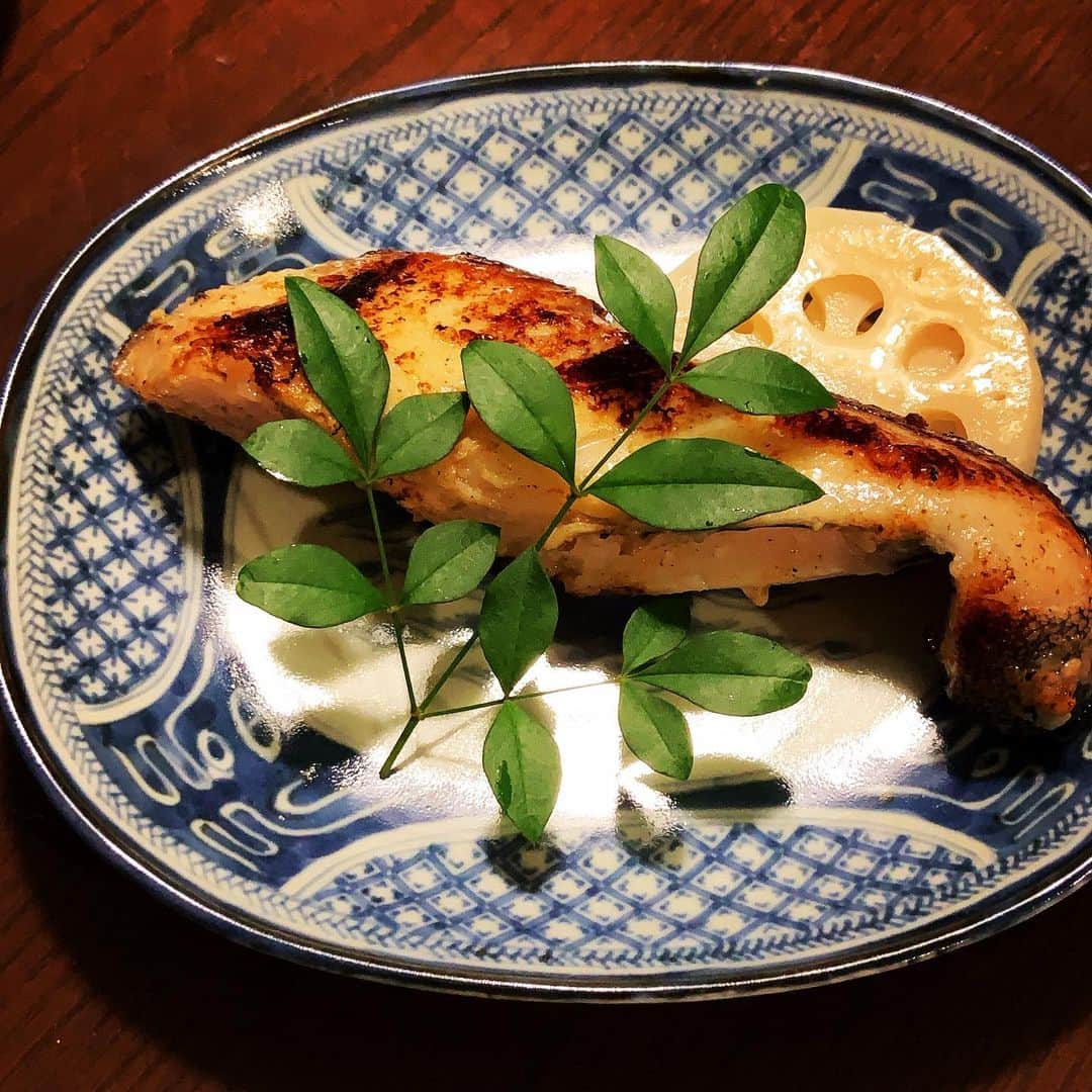 志摩有子さんのインスタグラム写真 - (志摩有子Instagram)「仕事が遅くなったら、外で食べればいいなどと呑気なことが言っていられなくなった。 切り身の焼き魚は時短料理の代表。 先日の　@eatripsoil のフィッシュマーケットで買ってきた銀鱈の西京漬。お正月の残りの南天の葉をあしらって、作り置きの酢レンコンを添える。 リモート授業中の大学生が米を研いで炊いておいてくれた。グッジョブ👍  #銀鱈西京焼き」1月12日 22時40分 - ariko418