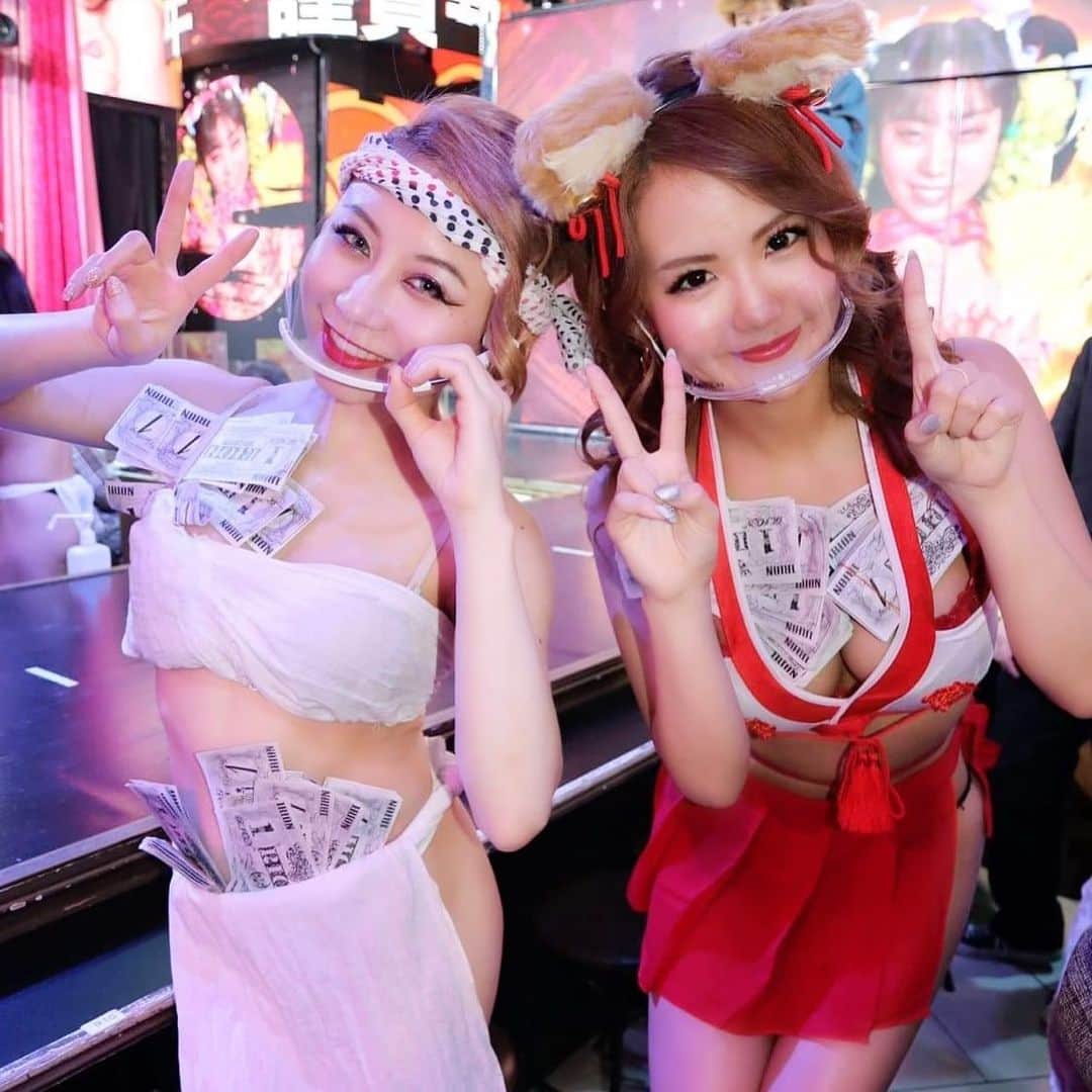 KARENのインスタグラム：「、 ベットから出なさすぎて ベットさえあれば生きていける気がしてる笑 、 #バーレスク東京 #バーレスク #バーレスク東京かれん #六本木 #ショーパブ #ショー #ダンス #burlesque #ショーガール #エンターテインメント  #burlesquetokyo #dance #roppongi #xoxo #girl #me #l4l #show #showgirl #dance #dancer #japan #japanesedancer #instagood #ダンス好きな人と繋がりたい」