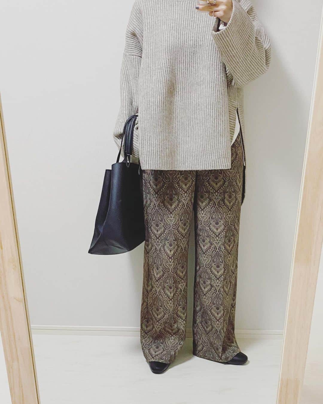 aiaiのインスタグラム：「❉❉❉❉  ダマスク柄の スラックスパンツ  @reedit_official   ❉❉❉❉  #スラックスパンツ  #総柄パンツ  #ダマスク柄  #柄パンツ   #柄パンツコーデ  コーデの詳細はブログに書いています  𖤐𖤐𖤐𖤐  #fashion#outfit#style#coordinate#instagood#ootd#pic#instapic#コーデ#コーディネート#スタイリング#プチプラコーデ#本日のコーデ#大人カジュアル#プチプラ  #カジュアル #アラフォー #アラフォーコーデ #アラフォーファッション#ニットコーデ #オーバーサイズ #ゆるニット #ベージュコーデ」