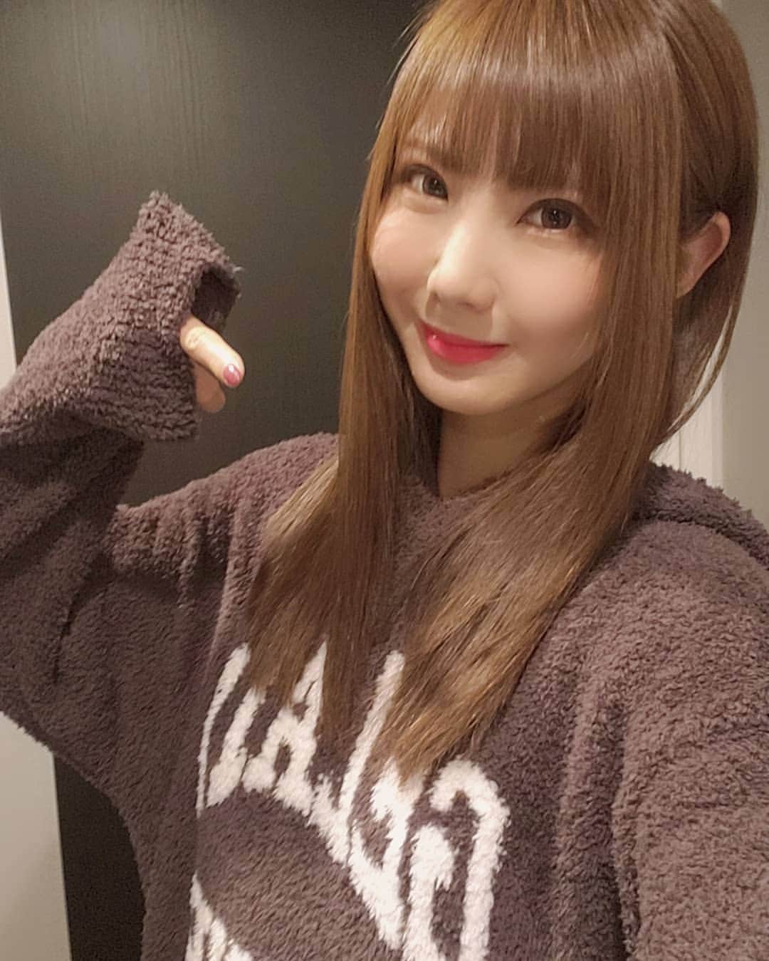 のインスタグラム：「親友からジェラピケのパジャマもらったー♡ 嬉しい！ぬくぬく気持ちいい😆⤴️⤴️ 高まる♪  1月は次から次へとお仕事キャンセルで‥。 困っちゃうね(・_・;) ジェラピケくんの出番が多そうな1ヶ月になりそ。  #gelatopique #model #racequeen #camera #photograph #mc #レースクイーン #モデル #コス #ヘア #style #Japanesegirl #角色扮演 #闲置 #아이돌 #모델 #코스프레 #그라비아 #anime」