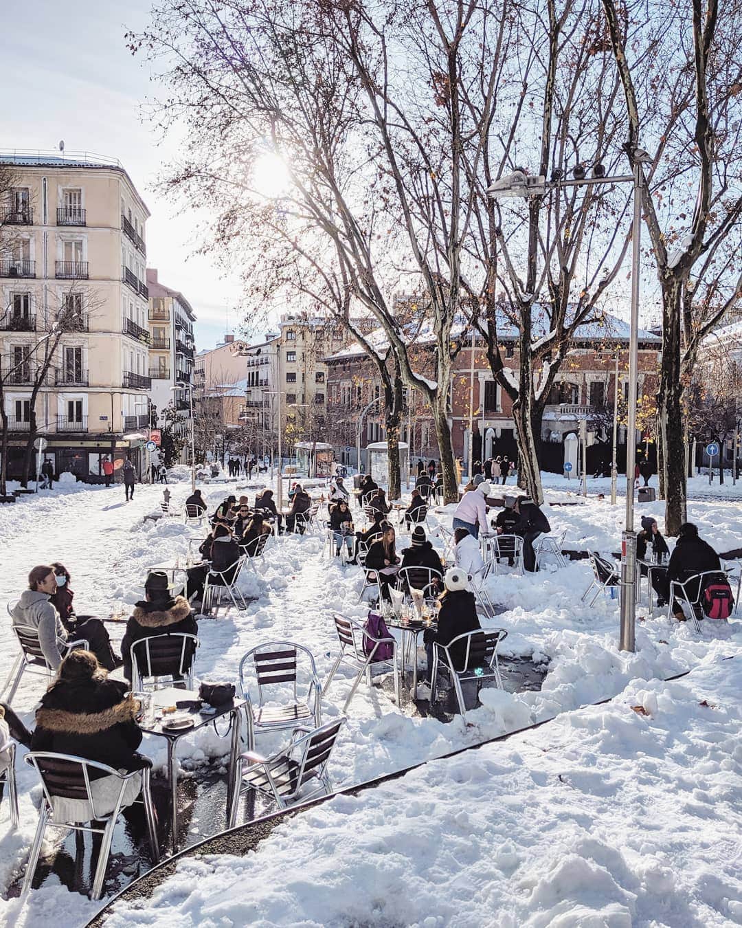 のインスタグラム：「Si la vida te da nieve... ❄️😂 If life gives you snow... #Madrid」