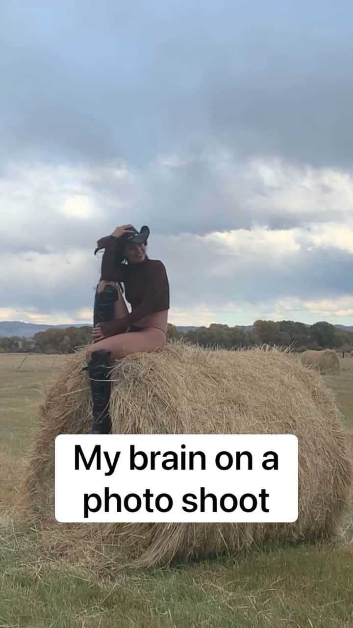 エミリー・DiDonatoのインスタグラム：「Models .. comment below if you can relate 😂 @si_swimsuit」