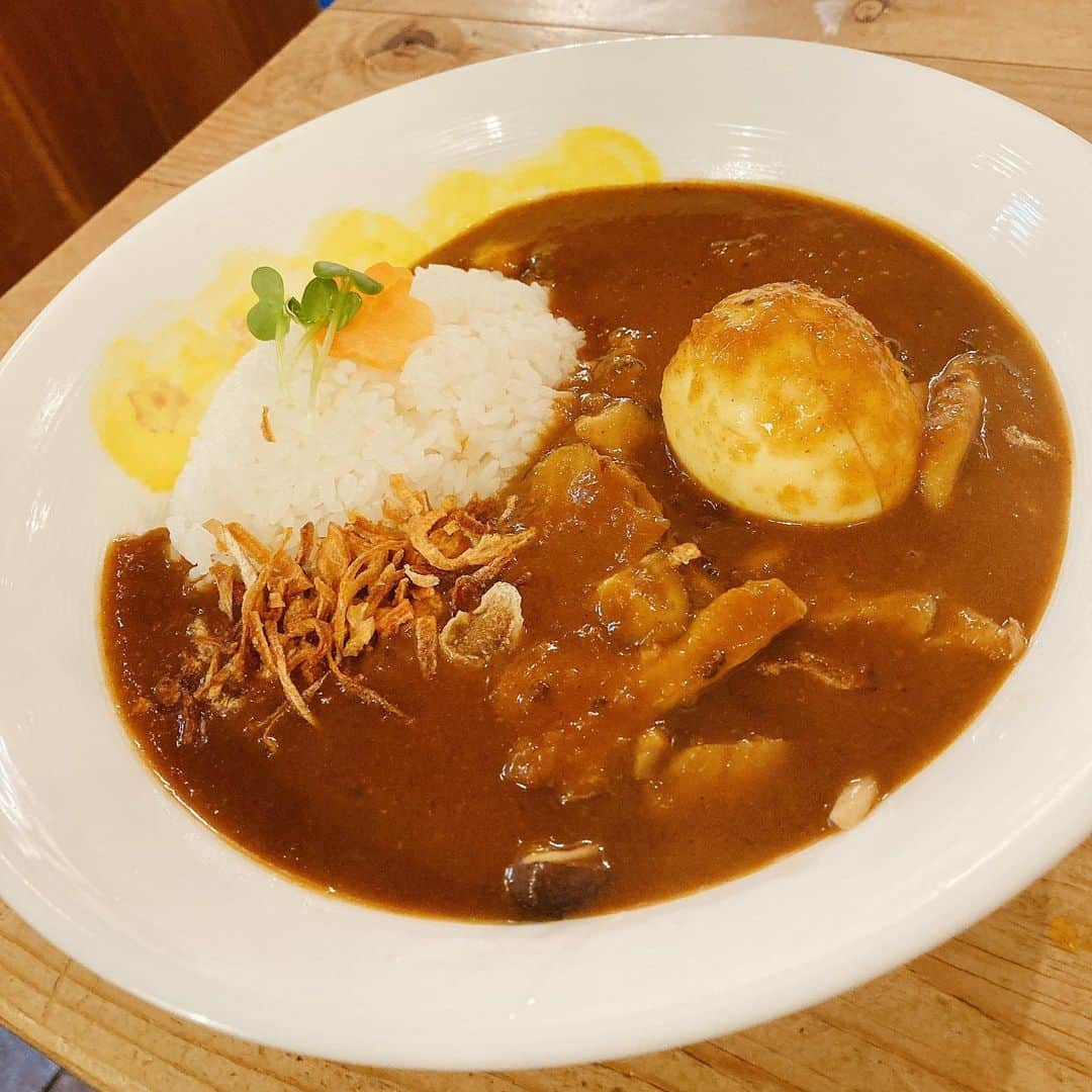 ハマカワフミエのインスタグラム：「茄子おやじのきのこカレーにゆで卵をつけると幸せが訪れます 今年初っ #茄子おやじ  #curry  #下北沢」