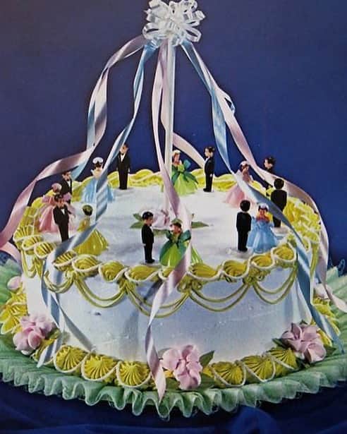 オランピアルタンのインスタグラム：「#OLTbakery inspo 💘 waiting for the occasion to try & make this one too 😻🎂💐 #cakes」