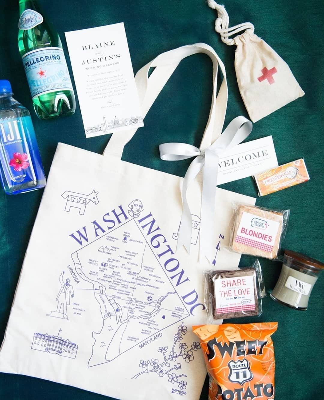 マップトートのインスタグラム：「Planning an event for 2021? Get in touch with us for your gift bag needs! We love this bag full of goodies from @adominickevents⁠ .⁠  #welcomebag #dcwedding #dcweddingplanner #corporategifting #giftbag」