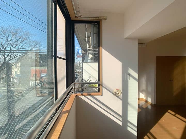 せたがやクラソンのインスタグラム：「『窓辺で日光浴 303』﻿ ﻿ ・京王線千歳烏山駅 徒歩6分 ・8万円・27.28㎡・1K ___________________________________________________________________﻿  お部屋は8.4帖とじゅうぶんな広さ。 洋室にぽこっとできたバルコニー横のスペースは、 南西からの日差しがたっぷりと入ります。 カウンターテーブルを置いて、作業スペースなんかにするのがよさそう。 かたわらに植物も置いて一緒に日光浴を。  クローゼットは高さも奥行きもありたっぷり収納できるので、 お部屋はまだまだ広く使える。  家賃は抑えめで初期費用も礼金なしと、新生活がはじめやすい一室。 気になる方はお気軽にどうぞ！  ▼この物件の詳細、﻿ そのほかのお部屋はプロフィールのリンクから﻿ @setagayakurasson﻿ ___________________________________________________________________﻿ ﻿ 「オンラインでお部屋探し」スタートしました！ ご相談お待ちしております。 ﻿ ﻿https://setagayakurasson.com/online _____________________________________________________________________﻿ ﻿ #せたがやクラソン #せたがやンソン #賃貸 #お部屋探し #オンラインお部屋探し #引っ越し #内見 #部屋 #ワンルーム #ひとり暮らし #ふたり暮らし #好きな街 #暮らしを楽しむ #キッチン #家具 #世田谷 #賃貸インテリア #リノベーション #コンシェルジュ #世田谷のお部屋探し  #京王線 #千歳烏山 #チトカラ #暮らしを楽しむ #ワンルーム #日当たり良好 #窓辺で日光浴  #窓辺の作業台 #新生活が始まる #クローゼット」