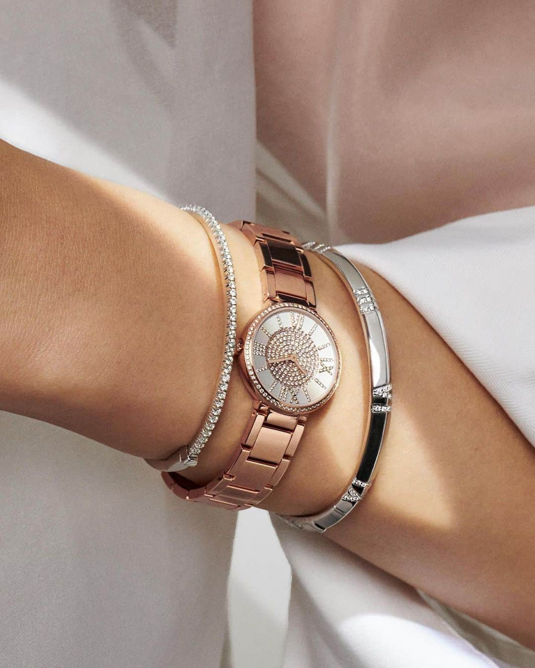 ティファニーさんのインスタグラム写真 - (ティファニーInstagram)「Right on time. The strong lines and diamond accents of the new Atlas X collection are the perfect complement to the new Atlas® 24mm watch. Tap to mix, match and layer and discover more via the link in bio. #AtlasX #TiffanyAndCo」1月12日 23時00分 - tiffanyandco