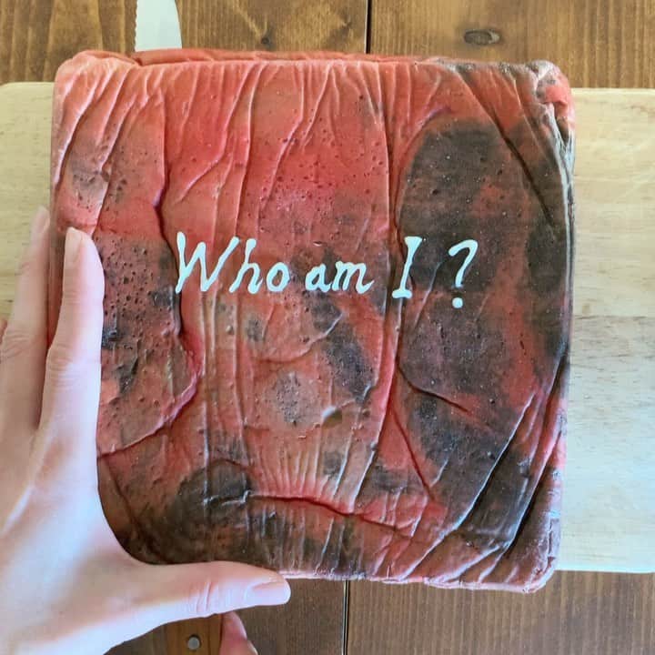 のインスタグラム：「. . Who am I ?   イラストパンで、私は誰でしょう〜？No2✨  このイラストパンは誰なのか？ わかった方はぜひコメント欄に書いて下さいね🤓  皆で一緒に楽しみましょうー♡ . . . . #bread #baker #bakery #loafbread #kawaii #toastart #sandwich ##foodvideo #breadlover #breadmaking #art #artfood #手作りパン #パン #食パン #パン切り包丁 #萌え断 #おじさん #朝ごパン #サンドイッチ #トースト #トーストアート#ハンバーガー #クイズ #私は誰でしょう #パン教室 #konel  #イラストパン #イラストパンwhoami」