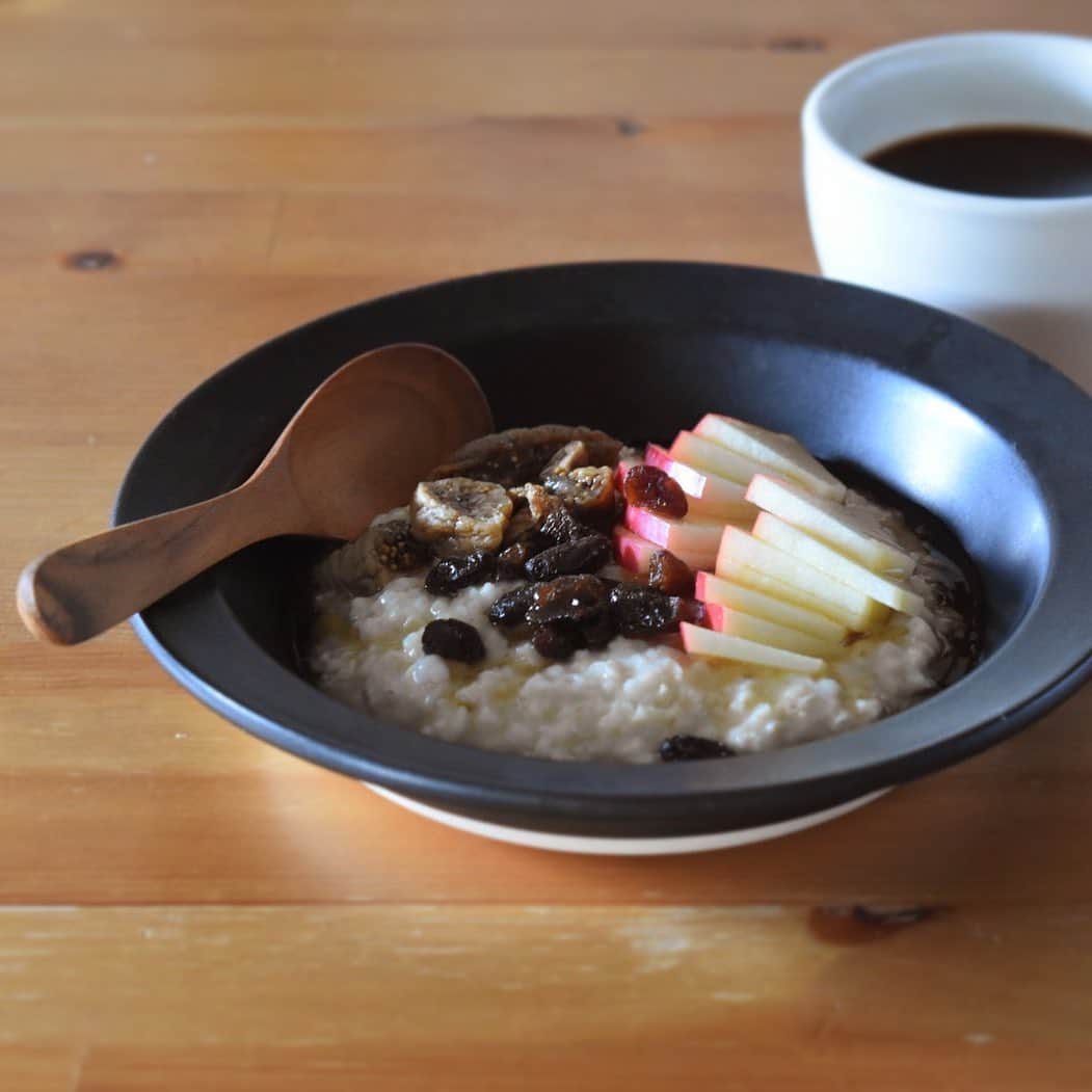山崎佳のインスタグラム：「Today’s breakfast. ちょっとお腹がすいた時に食べているオートミール、朝ごはんに食べるのは久しぶり。今日のトッピングはりんご、レーズン、ドライいちじく、メープルシロップ。」