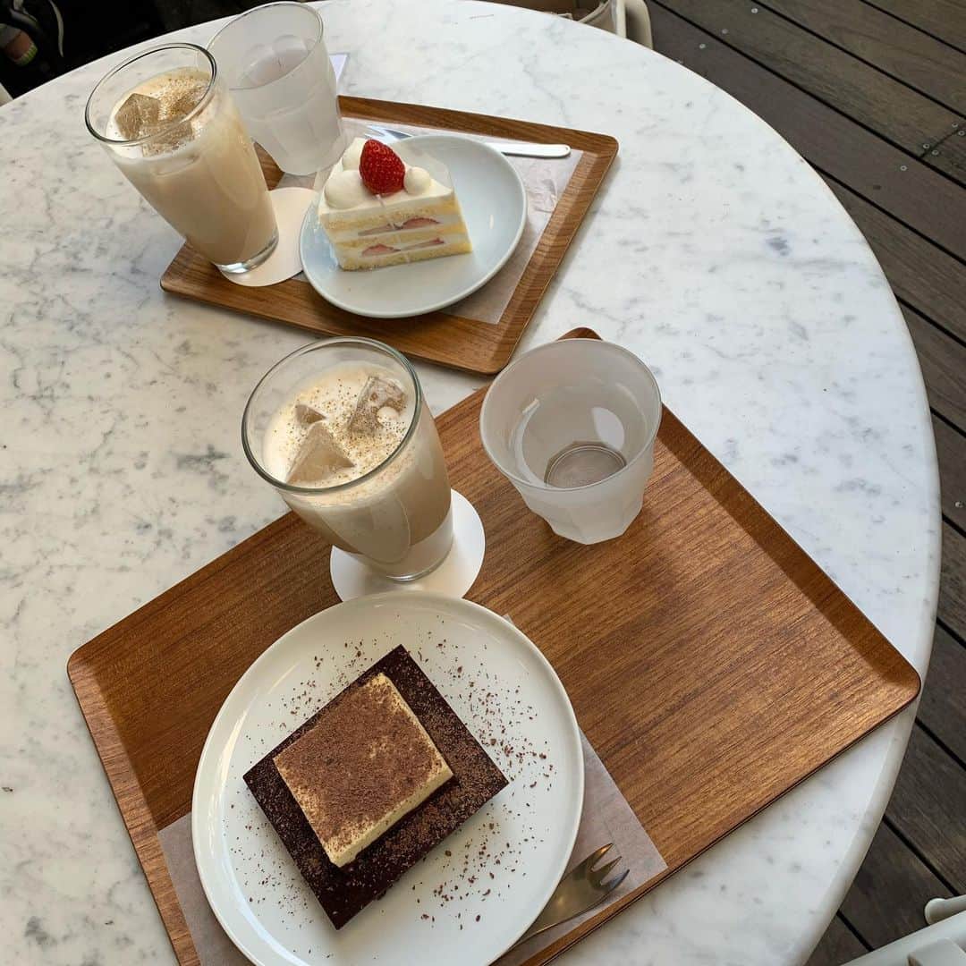 星野愛美さんのインスタグラム写真 - (星野愛美Instagram)「ありーが食べたケーキｵｲｼｶｯﾀ🤤 ・ ♡ ͗ ͗ #Whiteglasscoffee #カフェ  #渋谷カフェ #ティラミス #いちごのショートケーキ」1月12日 22時54分 - aimi._.nn08