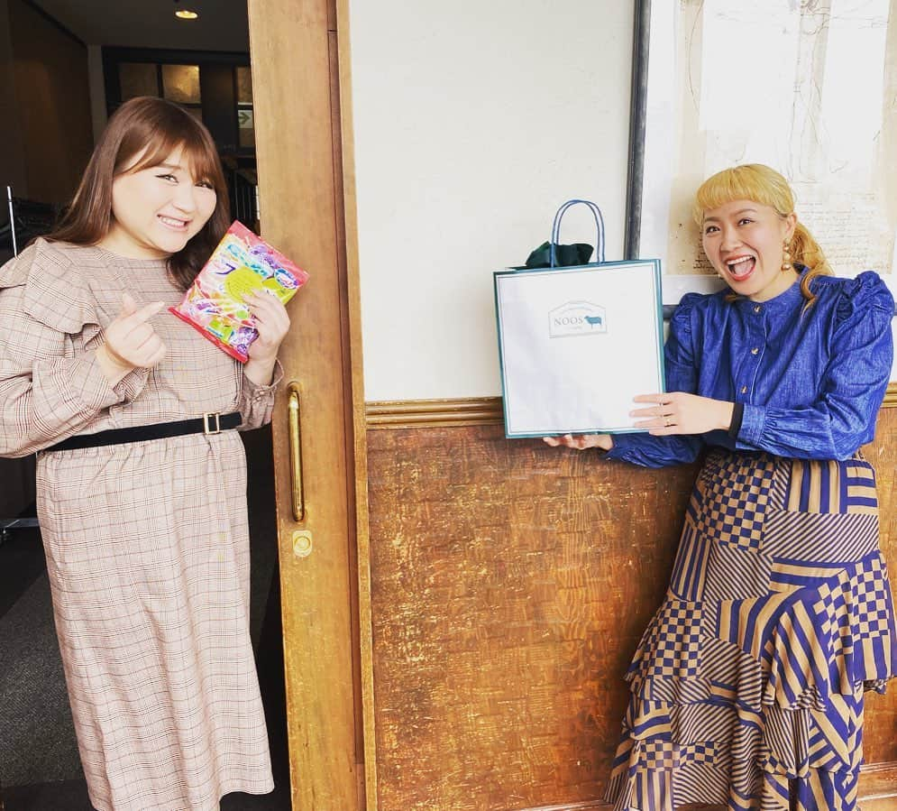 丸山桂里奈さんのインスタグラム写真 - (丸山桂里奈Instagram)「今日の収録、最高に楽しかったです。また行きたいー♪と思わせてくれるような時間で、共演者の方、スタッフの方、ありがとうございました🦷🦷🦷そして、久々にりんごちゃんに会えました❤️結婚祝いをいただきました❣️ 去年のことなのに忘れずこうして私たちのことを考えてくれているということが嬉しいです🙄❣️😊❤️🍌😭🦵りんごちゃんいつもパワーをありがとう。私からしたらりんごちゃんはいつもハッピーでみんなを幸せにするよ、私もその一人です😚🍎😀🍌 落ち着いたら、ゆっくり会いましょう。収録の途中で話し出したら、もう時間が足りない足りない😂😂😂😂😂😂😂 りんごちゃんありがとう。いつも優しいりんごちゃん🍎またすぐ会えたらいいなぁ〜  #お祝いいただきました #りんごちゃん #パワーいただく #元気玉 #太陽玉 #だいすきな人 #優しい #思いやりいっぱい #あたたかく包み込まれます #癒しをありがとう #またすぐ会いたいな #早速使ったよ #おそろい嬉しい #ありがとう #いい意味で #インスタバエ」1月12日 22時55分 - karinamaruyama