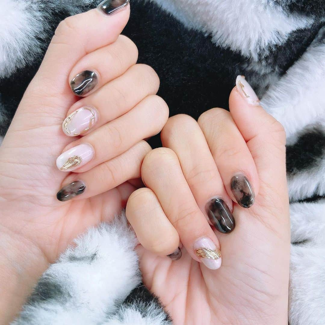 月野もあさんのインスタグラム写真 - (月野もあInstagram)「🖤  New Nail🤍🐄  #nail #牛柄ネイル #黒ネイル #ジェルネイル #モノトーン」1月12日 22時55分 - moa_tsukino