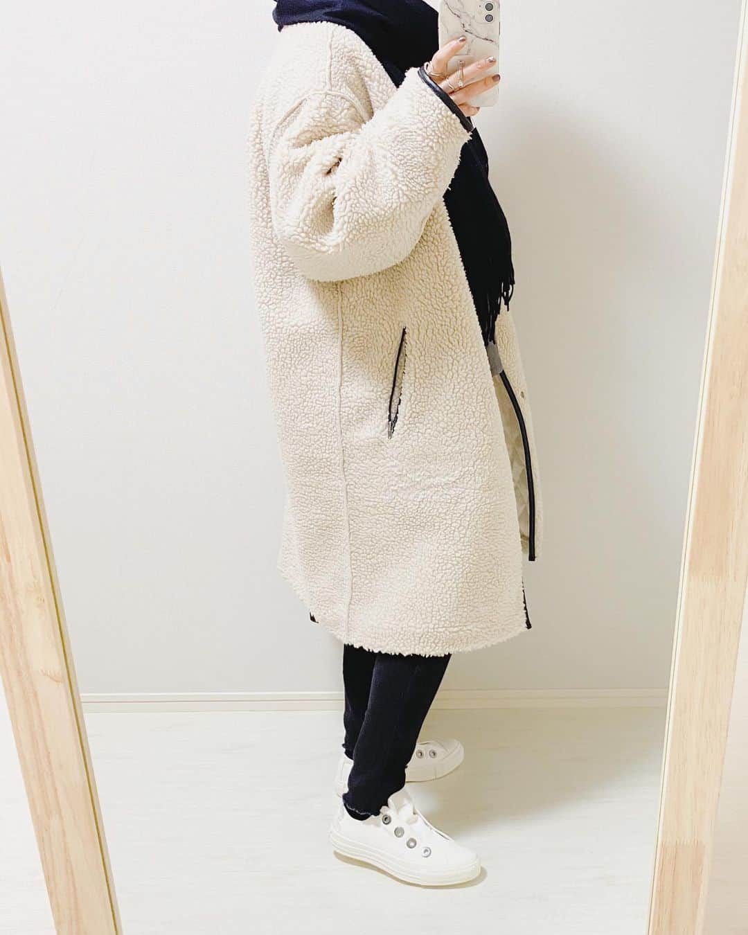 aiaiのインスタグラム：「❅❅❅❅  モコモコアウターと カシミヤストール🧣 あったかい♡  #ボアコート @mite__official  #カシミヤストール  @macoccainfo   このスリッポン 履きやすい👟  ✺✺  #mite  #ロングボアコート  #フリースコート   コーデの詳細はブログに書いています ☟☟ http://s.ameblo.jp/aiai987654  #fashion#outfit#style#coordinate#instagood#ootd#pic#instapic#コーデ#コーディネート#スタイリング#プチプラコーデ#本日のコーデ#大人カジュアル#プチプラ  #カジュアル #アラフォー #アラフォーコーデ #アラフォーファッション#モノトーンコーデ #ストールコーデ #スニーカー #スニーカーコーデ #converse #コンバース」