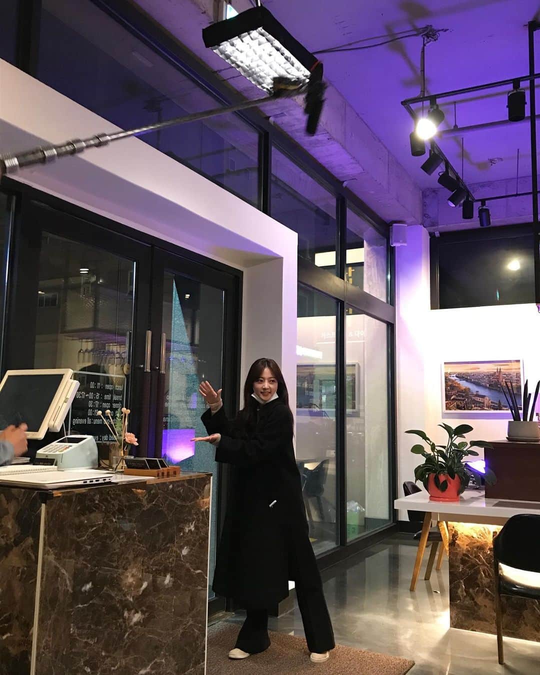 ソン・ハユンのインスタグラム：「지금 MBC every1 에서  #제발그남자만나지마요  마지막 회가 방송됩니다☺️❤️  본방사수」