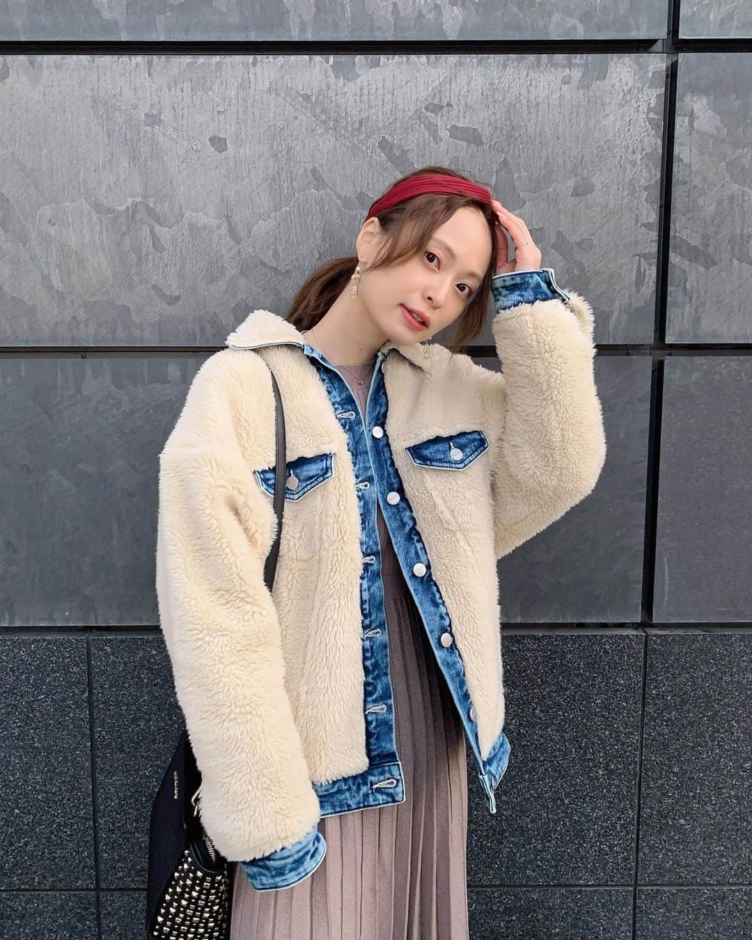 榊本麻衣さんのインスタグラム写真 - (榊本麻衣Instagram)「♡♡﻿ ﻿ ﻿ ほんま毎日寒いね🥶!!﻿ ﻿ ﻿ 今の髪の長さアレンジもしやすいし﻿ ノーセットのまま帽子被っても﻿ 綺麗にまとまっていい感じになってくれるから﻿ ホンマに手入れがラク🥺❣️﻿ ﻿ ﻿ アレンジって言うても﻿ ゆるっと巻いてターバン巻いてるだけ🤭笑﻿ ﻿ ﻿ ﻿ jacket： @pepejeans onepiece： @elenore_official bag： @michaelkors boots： @randa_pic ﻿ ﻿ ﻿ ﻿ #mai___fashion #mai___code #code #コーデ #コーディネート #冬コーデ #coordinates #fashion #ファッション #outfit #笑顔 #smile #ootd #お洒落さんと繋がりたい #可愛い #カジュアル #カジュアルコーデ #ラフコーデ #大人カジュアル #ブラウンコーデ #ベージュコーデ #ゆるコーデ  #knit #ゆるニット #ターバン #ターバンアレンジ #ニットワンピ #ワンピース #ボアジャケット」1月12日 23時00分 - maipipii