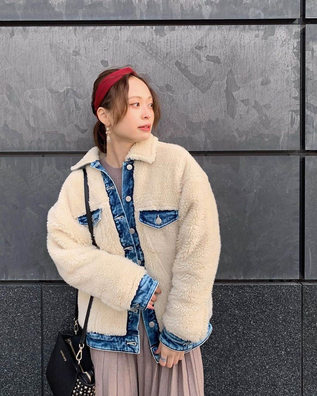 榊本麻衣さんのインスタグラム写真 - (榊本麻衣Instagram)「♡♡﻿ ﻿ ﻿ ほんま毎日寒いね🥶!!﻿ ﻿ ﻿ 今の髪の長さアレンジもしやすいし﻿ ノーセットのまま帽子被っても﻿ 綺麗にまとまっていい感じになってくれるから﻿ ホンマに手入れがラク🥺❣️﻿ ﻿ ﻿ アレンジって言うても﻿ ゆるっと巻いてターバン巻いてるだけ🤭笑﻿ ﻿ ﻿ ﻿ jacket： @pepejeans onepiece： @elenore_official bag： @michaelkors boots： @randa_pic ﻿ ﻿ ﻿ ﻿ #mai___fashion #mai___code #code #コーデ #コーディネート #冬コーデ #coordinates #fashion #ファッション #outfit #笑顔 #smile #ootd #お洒落さんと繋がりたい #可愛い #カジュアル #カジュアルコーデ #ラフコーデ #大人カジュアル #ブラウンコーデ #ベージュコーデ #ゆるコーデ  #knit #ゆるニット #ターバン #ターバンアレンジ #ニットワンピ #ワンピース #ボアジャケット」1月12日 23時00分 - maipipii