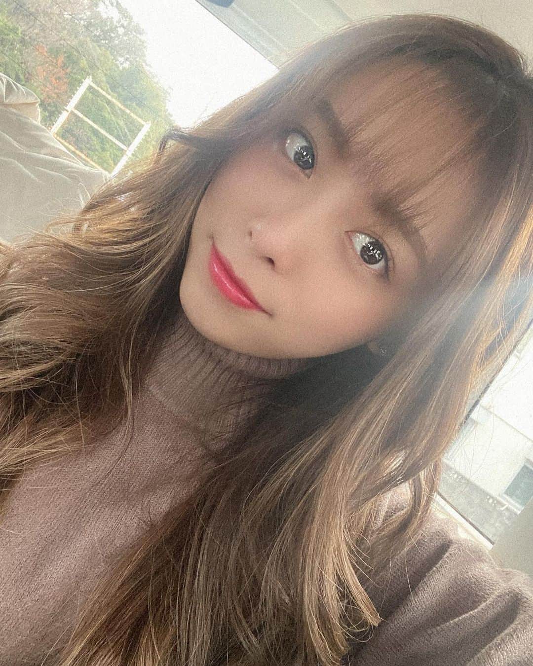 のインスタグラム：「楽しいこと見つけないと 本当頑張れないなあ。 なにかつくらないとっ。 でもコロナが落ち着かないと なにもできない辛さ‥🥺💙 #自撮り　#ロングヘア #前髪ぱっつん　#22歳 #奈良　#旅行好き女子 #インドア派」
