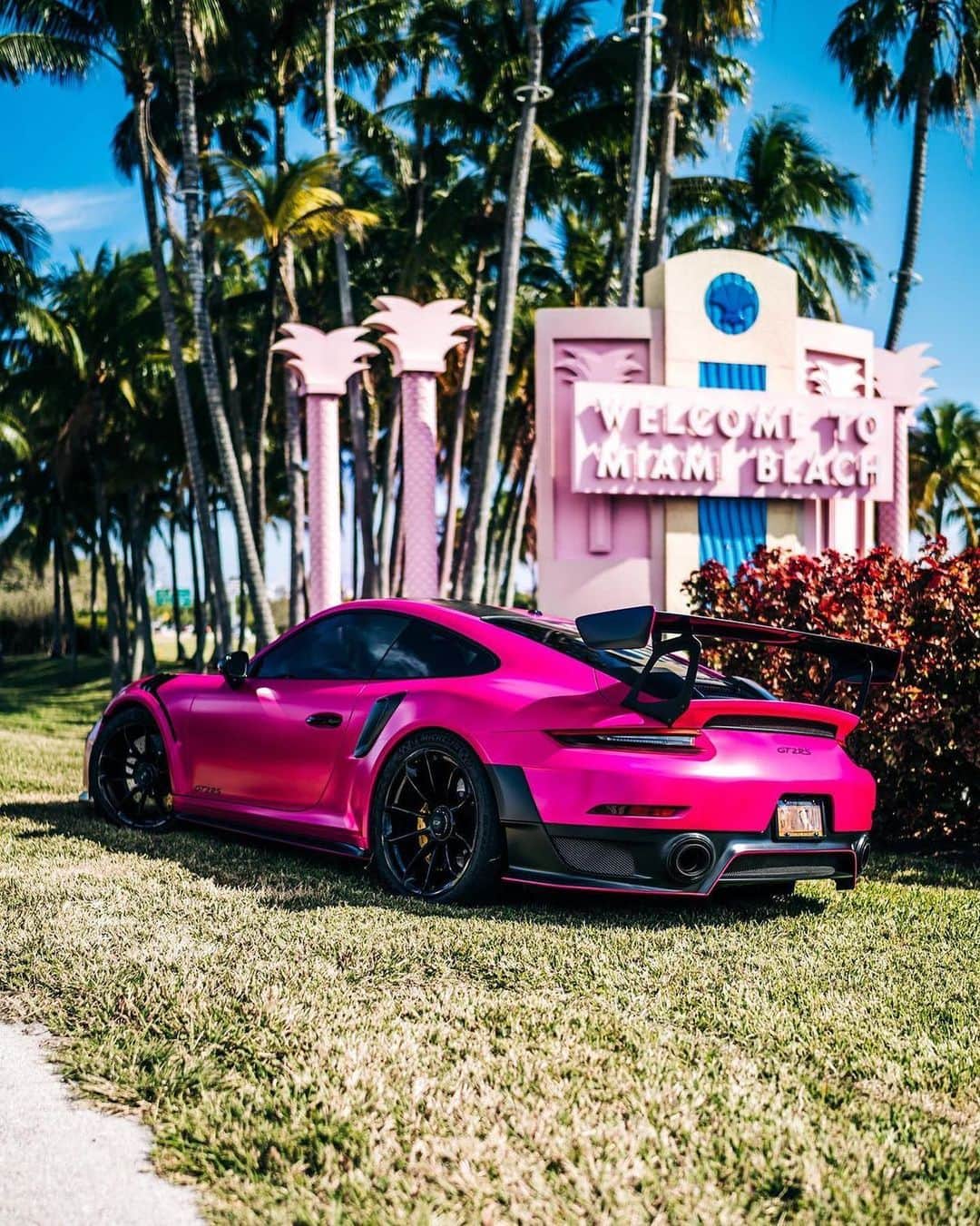 CarsWithoutLimitsさんのインスタグラム写真 - (CarsWithoutLimitsInstagram)「Pink Porsche GT2 RS Photo @zuumy @racerallymedia  #CarsWithoutLimits」1月12日 23時02分 - carswithoutlimits