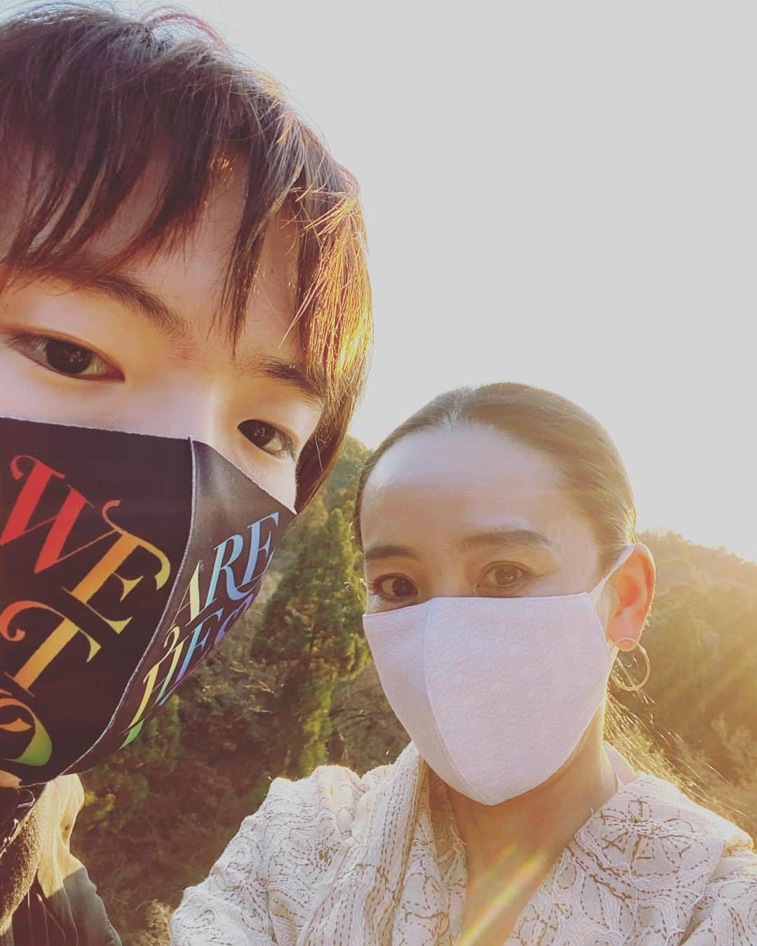のインスタグラム：「こちら 本物の息子は、まだ16歳。  先の投稿の答えは 『甥っ子』 でした……  息子に皆さんが混乱するので 訂正文を出しなさい！ と、叱られました。  訂正文を出さないと、 これ以上『呪術廻戦』を見せない と、脅されました。 それだけは勘弁してください💦 五条先生に逢えないのは嫌です  というわけで正解は 『甥っ子』でした。  皆様からのおめでとうは、ちゃんと 甥っ子に伝えます✨  Here my actual son, still just 16 years old.  The answer to my last post was "my nephew".....  "Everyone will confuse him with your son so write a correction!", I was scolded.  "If you don't write a correction, I won't show you anymore 'Jujutsu Kaisen' (Sorcery Fight)," I was threatened. Please, don't go that far. 💦 Not being able to meet Gojo-sensei would be terrible.  So that is why I've corrected this say it was "my nephew".  I will share all of the congratulations from everyone with my nephew.✨  #息子 #甥っ子 #虎杖もええけどな #son  #nephew」