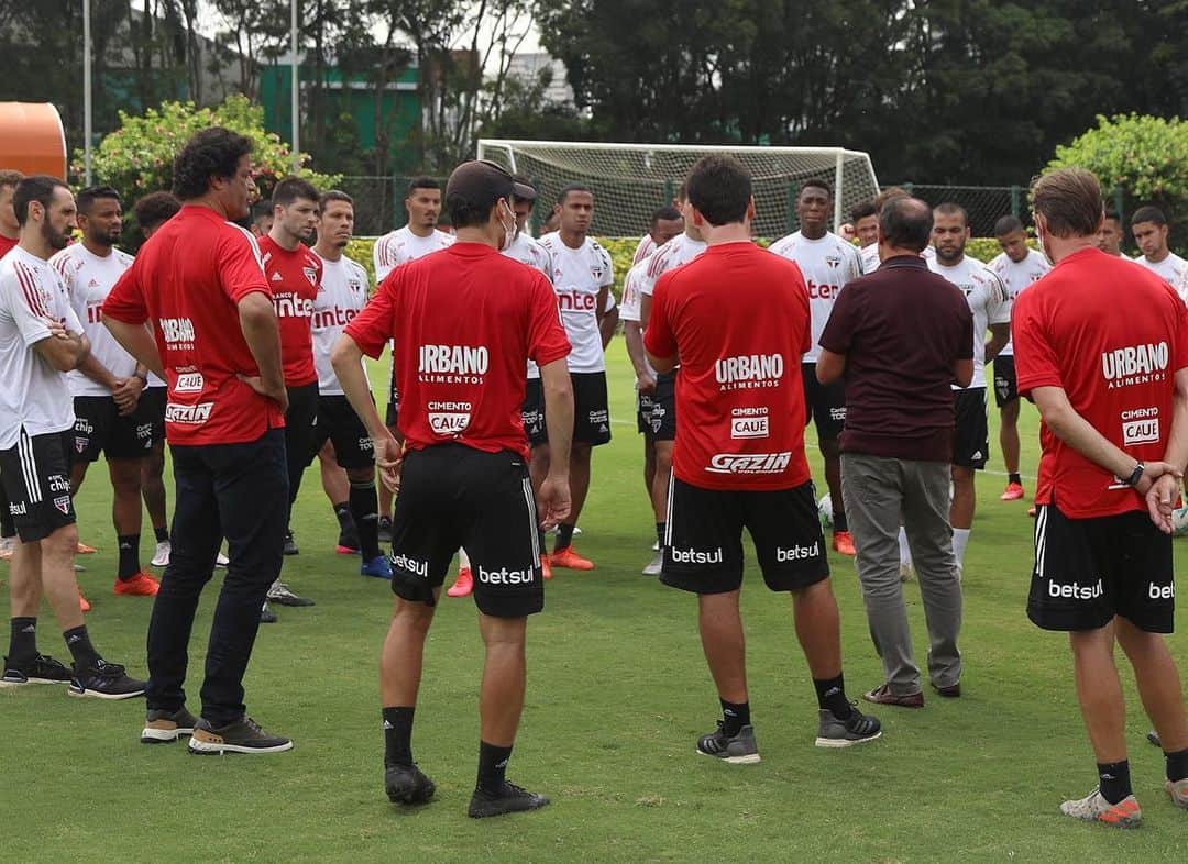 São Paulo FCさんのインスタグラム写真 - (São Paulo FCInstagram)「🤜🤛 União, confiança e trabalho! ⠀⠀⠀⠀⠀⠀⠀⠀⠀ #VamosSãoPaulo 🇾🇪 ⠀⠀⠀⠀⠀⠀⠀⠀⠀ 📸 Rubens Chiri / saopaulofc」1月12日 23時04分 - saopaulofc