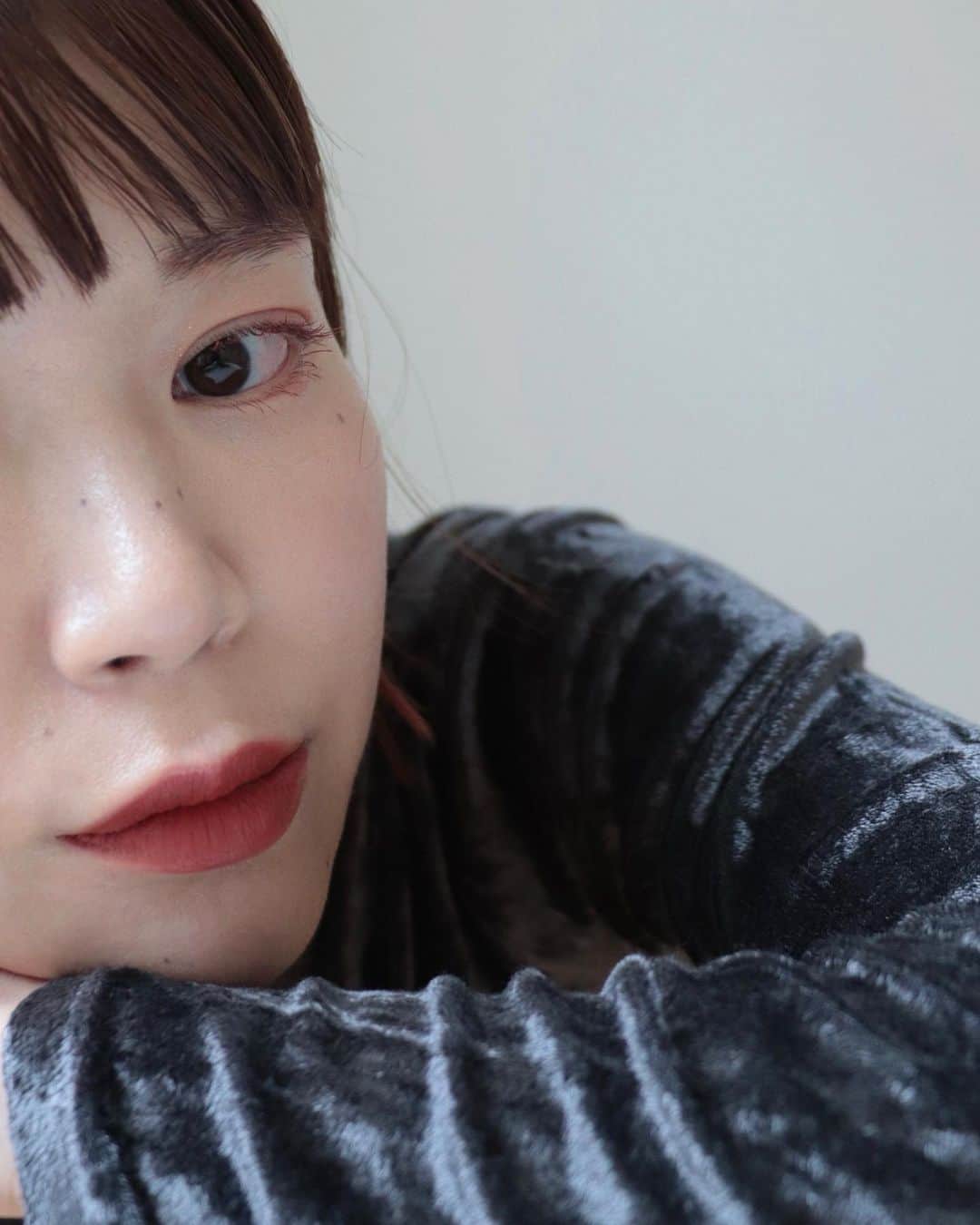 のインスタグラム：「. . 今日のメイクでも使用していた ベアプロリップ カラーはナツメグ💄 . . ややブラウン味のあるレッドで おそらくみんな好きなカラーだと思う♡ . . マットなのでプルプルしっとり！とはいかないけれど、オイルが配合されているので荒れやすい私の唇でも乾燥しなかった👏 . . 3枚目スウォッチ 上から ナツメグ（ブリックブラウン） スパイス（ピーチヌード） シナモン（ロージーブラウン） . . . ちなみにアイシャドウ、チーク、アイブロウ共に @celvoke.jp  . ✔︎ヴォランタリーベイシス アイパレット （EX03） . ✔︎カムフィーブラッシュ （06 ピンクアーモンド） . ✔︎インディケイト アイブロウパウダー （07 ラセットブラウン） . カラーマスカラは @whomeeigari  テラコッタピンクでした🍒 . . . . #bareminerals #ベアミネラル #ベアプロロングウェアリップスティック #ベアミネラルリップ #cosmetics #makeup #lipmakeup #kuronecosme」