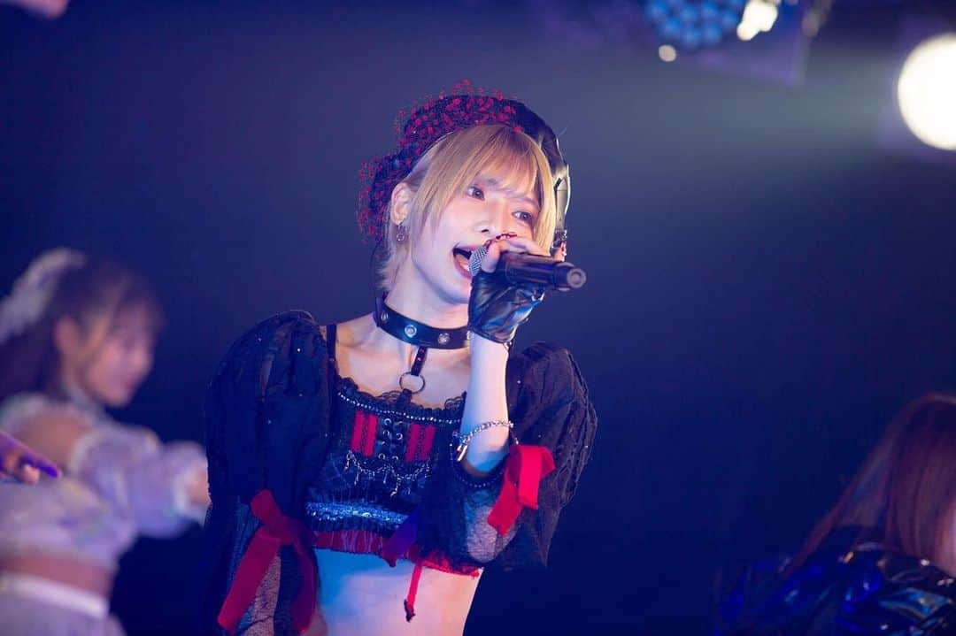 米倉みゆさんのインスタグラム写真 - (米倉みゆInstagram)「@ JAM PARTY vol.56 in AKIBAカルチャーズZONE . . . 配信もありました！ お家で観てくれましたかー？？？ . . . . . .  #ライブ #ライブフォト #ライブ写真 #livephoto #livephotography #アイドル #アイドル衣装 #アイドルグループ #Japanese #japanesegirl #japanesegirls #love #like  #followme #girl #instagood #金髪ショート #金髪 #ショートカット #ショートヘア #ショートスタイル #ショート女子 #歌 #グローブ #ベレー帽 #チョーカー #腹筋女子 #腹筋 #腹肌 #横顔」1月12日 23時07分 - yone__miyu630