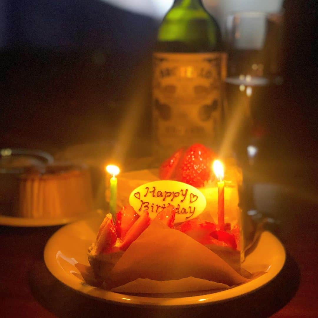 菊池かなこのインスタグラム：「. 𝟚𝟘𝟚𝟙.𝟙.𝟙𝟚  誕生日🎂 歳重ねるの全然嫌じゃなくなって来た、、寧ろ楽しみに 久しぶりの方とか、お友達とか、色んな方から連絡いただけて嬉しい日😢いつもありがとうございます🙏 ケーキたくさん買って来てのんびり過ごせました☺︎ @gazta_shirokane のチーズケーキがチーズケーキ界で一番好き😍 #1月12日生まれ#誕生日#birthdaycake」