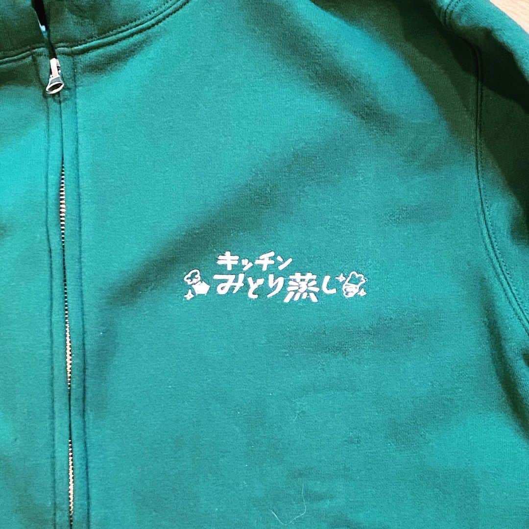 五箇公貴のインスタグラム：「キッチンみどり蒸しのパーカー、めっちゃ可愛いい😍」