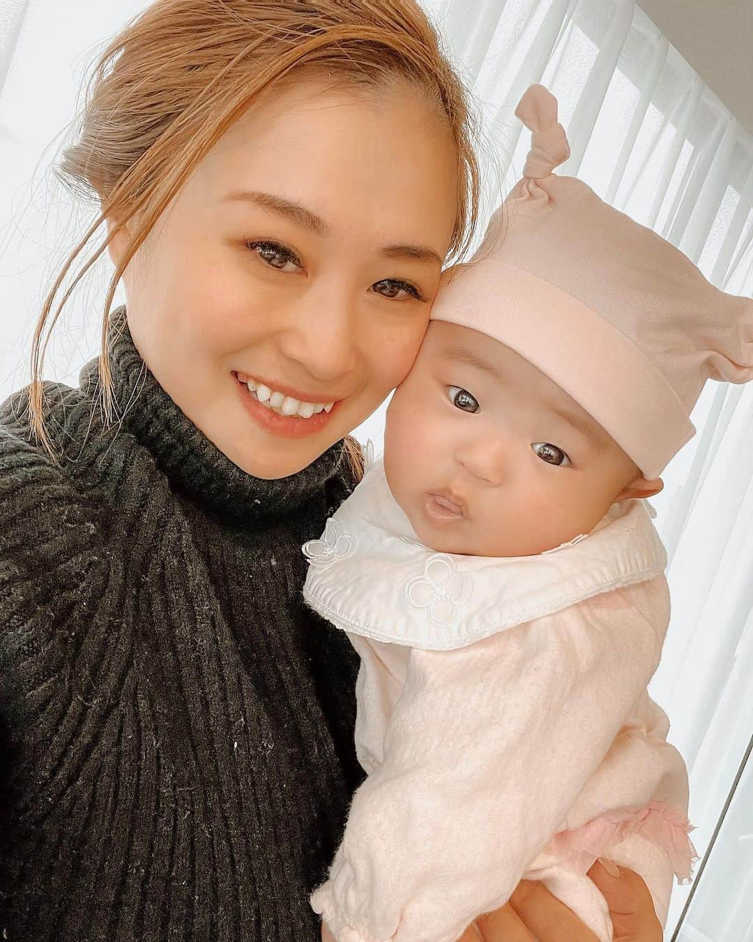 岡本雅世さんのインスタグラム写真 - (岡本雅世Instagram)「4 months old✨🎀👶🏻🍼💞  もう4ヶ月  最近は声出して笑ってくれたり  首もまだ不安定な時もあるけど、  だいたい座ってる  髪は薄毛のひよこながらも少し伸びてきた感じ  寝返りはまだまだしようとする様子なし  そういえばピア王子も寝返りだけはめちゃくちゃ遅かったなぁ  #4monthsold #生後4ヶ月 #薄毛ベビー #女の子ベビー #ピア姫 #babygirl #ベビスタ #赤ちゃんのいる生活 #ママリ #mumlife #loveislove #ひよこ #monthsold #首 #薄毛 #様子 #声 #4ヶ月 #old #不安定 #寝返り #なし #鳥類 #ピア王子 #4 #新生児」1月12日 23時09分 - masayo_okamoto