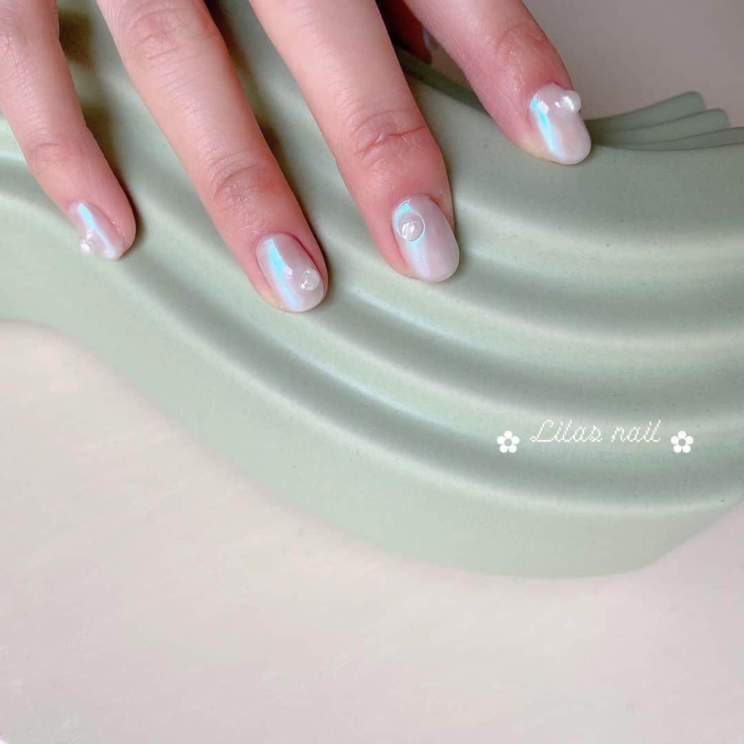 makoのインスタグラム：「* 🐚🤍 #girlynail #ガーリーネイル #ミラーネイル #glitternail #젤네일 #젤네일아트 #젤네일전문 #フレンチガーリー  #ギンガムチェック #ギンガムチェックネイル #オーダーチップ #ブライダルネイル #ワイヤーネイル  #セルフネイル #스누피네일아트 #左右非対称ネイル #ちょうちょネイル #蝶々ネイル #ヴィンテージネイル #水滴ネイル #オーロラネイル #フレンチネイル #冬ネイル #マットネイル #韓国ネイル」