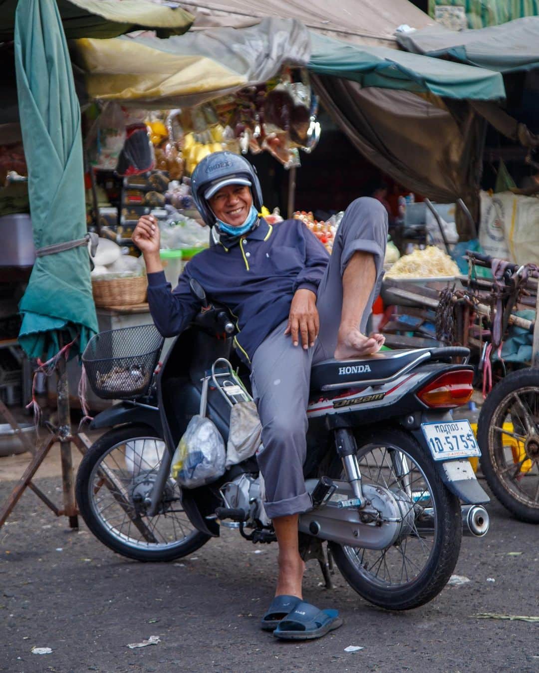 Shunsuke Miyatakeのインスタグラム：「A driver quite relaxing on Honda Dream, 0635am, Phnom Penh, Cambodia」