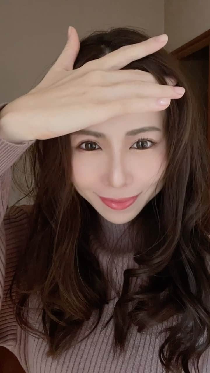 のインスタグラム：「髪のびた！ また伸ばそうと思ったけど、やっぱ切る😂笑 . . #ブリーチなしグレージュ#モテカラー #ベージュアッシュ#ベージュカラー#ミルクティーグレージュ#ミルクティーアッシュ#アッシュベージュ#アッシュグレージュ#グレージュカラー#オリーブベージュ#オリーブグレージュ#愛されヘア#ストレートヘア #ヘアカラートレンド #ヘアカラーアッシュ #ヘアカラーベージュ #外国人風カラー #二児の母 #二児のママ #二人育児」
