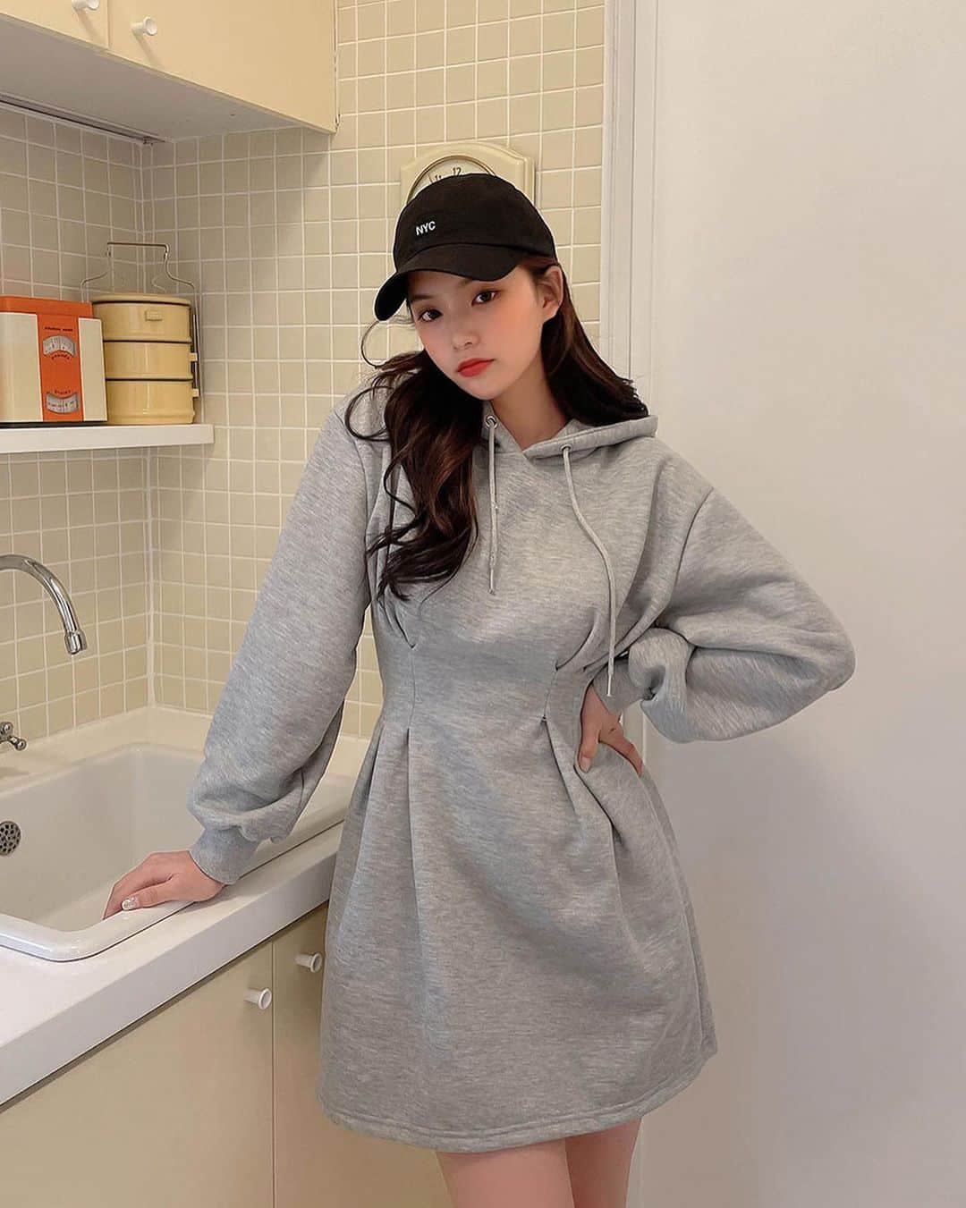 Chuuのインスタグラム：「편안하게 입기좋은 벌룬 핏 후드 원피스🤍  꾸안꾸 느낌 제대로 살려주는 후드원피스에요! 핀턱디테일이 허리라인을 돋보이게~! 엄청 도톰한 기모원단으로 따뜻함까지 챙겼으니 쏘 굿😎✨  #chuu #chuuseoul」