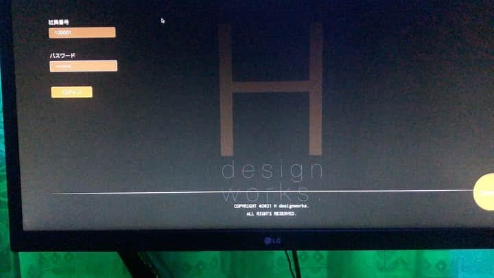 yukawaのインスタグラム：「. 勤怠管理システムの開発進捗ʕ•̫͡•ʔ . ひとまずログイン・ログアウト機能にホーム画面と従業員設定画面ができたで•̀.̫•́✧ . 社員番号とパスワードでログインして、ホーム画面の出退勤ボタンを押したら、データベースへ日付時間と状況を入力、ボタンの下側に同じ拠点の従業員の出退勤が一覧で表示されるよにしたで(°ε°) . 従業員設定はその名の通り、諸々の個人情報をデータベースへ入力ʕ•̫͡•ʔ . . . やっぱ、企画なしで自分の頭ん中の構想のみで作ると、行ったり来たりしながら作ることになるから時間かかるわー( ꒪⌓꒪) . まぁ、だいぶノッてきたしちょっとペース上げてくで(ง•̀_•́)ง . . . 完成したら、デバッグがてらどこかのお店や会社で使ってくれへんかなー(°ε°) . . .  #hdesignworks #アッシュデザインワークス #instaprogrammers  #100daysofcode  #千里の道も一歩から  #好きこそ無敵 #知識という名の立派な靴を履こう  #写真好きな人と繋がりたい  #ファインダー越しの私の世界  #photo #写真 #サイト制作 #ホームページ制作  #programming  #プログラミング #プログラミング女子  #プログラミング男子 #programmer  #プログラマー  #javascript #php #design #デザイン #制作 #PC #instapic #webdesign  #ウェブデザイン #yoasobi #instamusic」